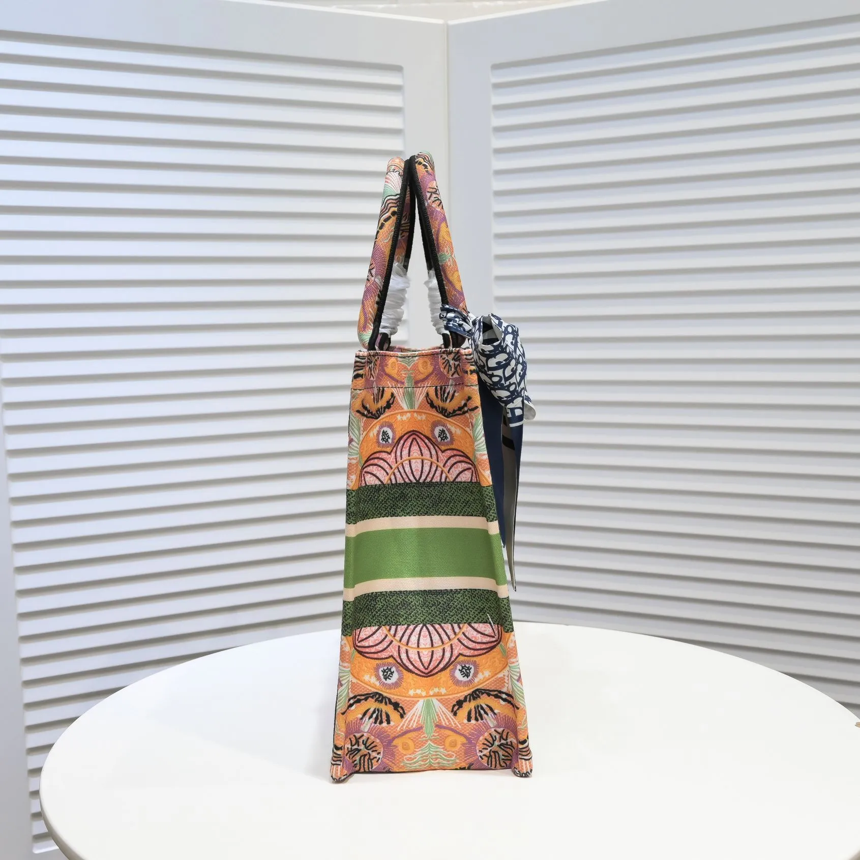 💰340￥Small size with silk scarf and overlock🔜Dior new shopping bag at Dior counter! Counters are updated simultaneously! Limited edition of the same style as the stars! Super stylish! Imported fabric👍high-end quality! Model: 8034 Size: 36*27*16cm