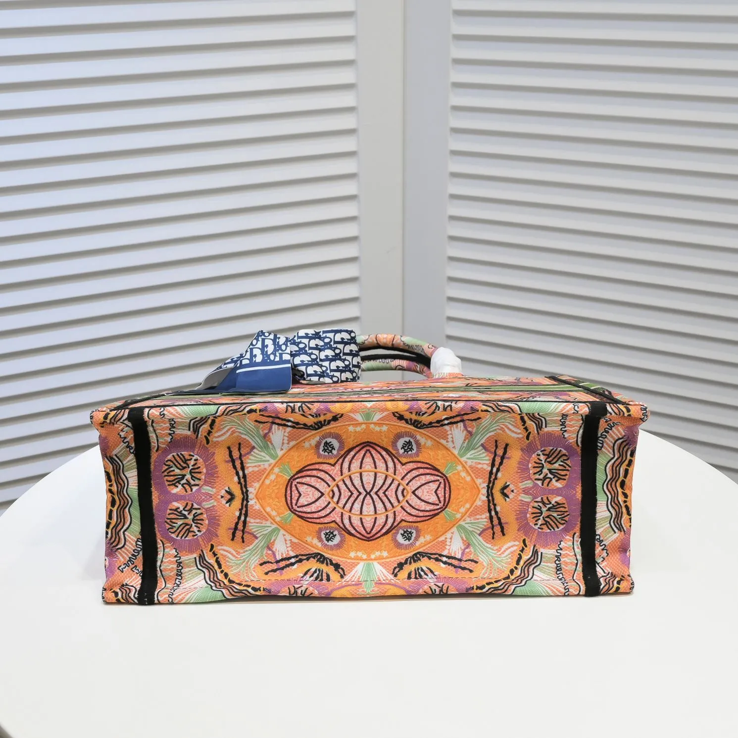 💰340￥Small size with silk scarf and overlock🔜Dior new shopping bag at Dior counter! Counters are updated simultaneously! Limited edition of the same style as the stars! Super stylish! Imported fabric👍high-end quality! Model: 8034 Size: 36*27*16cm