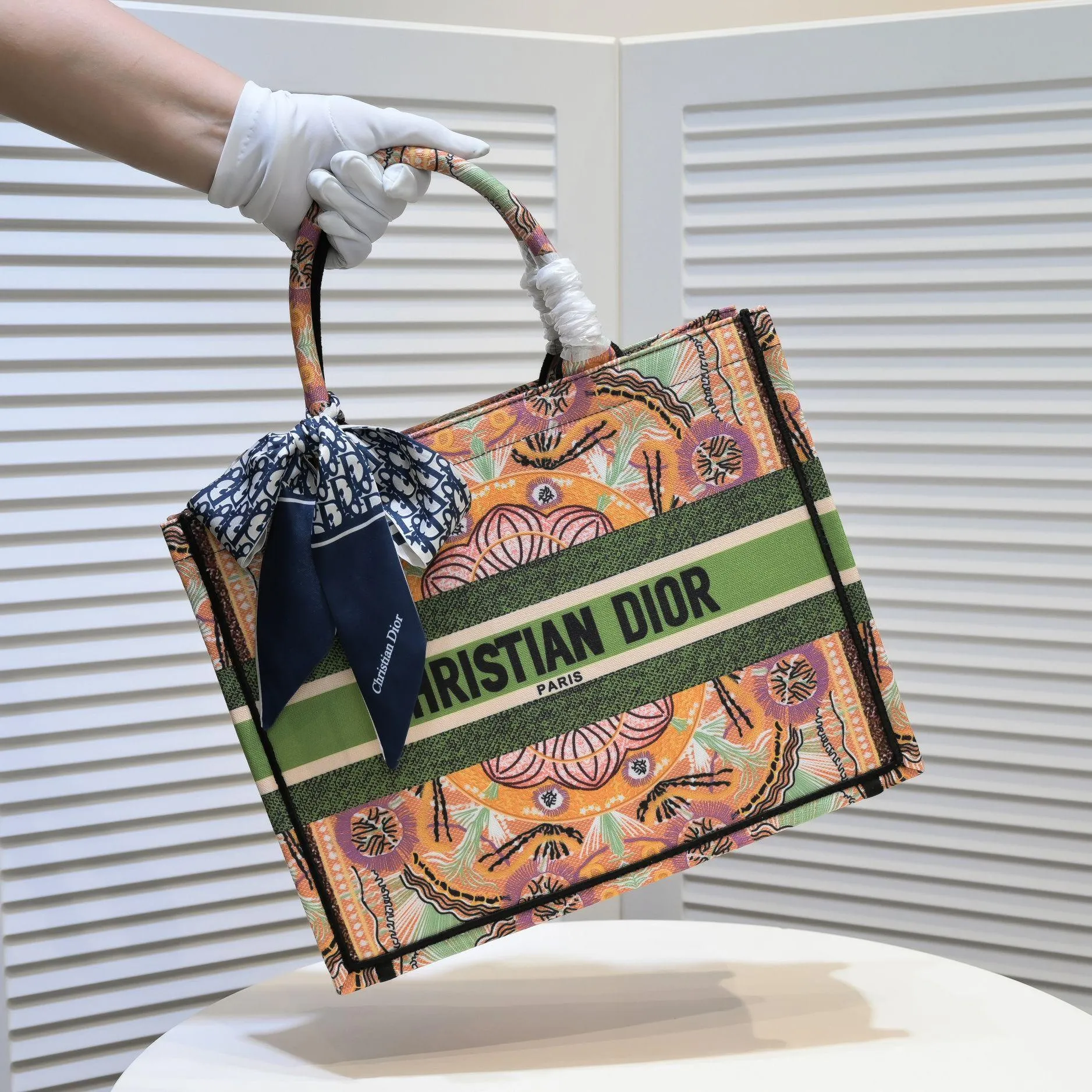 💰340￥Small size with silk scarf and overlock🔜Dior new shopping bag at Dior counter! Counters are updated simultaneously! Limited edition of the same style as the stars! Super stylish! Imported fabric👍high-end quality! Model: 8034 Size: 36*27*16cm