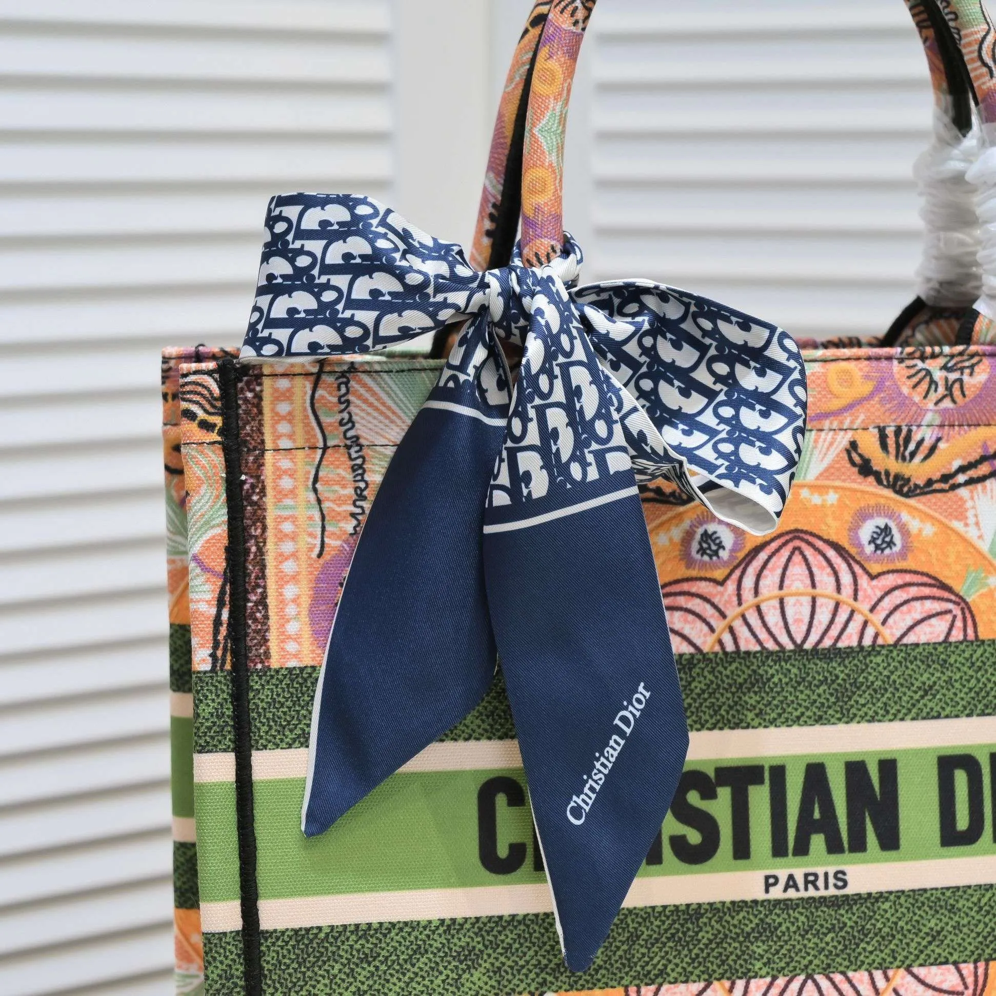 💰340￥Small size with silk scarf and overlock🔜Dior new shopping bag at Dior counter! Counters are updated simultaneously! Limited edition of the same style as the stars! Super stylish! Imported fabric👍high-end quality! Model: 8034 Size: 36*27*16cm