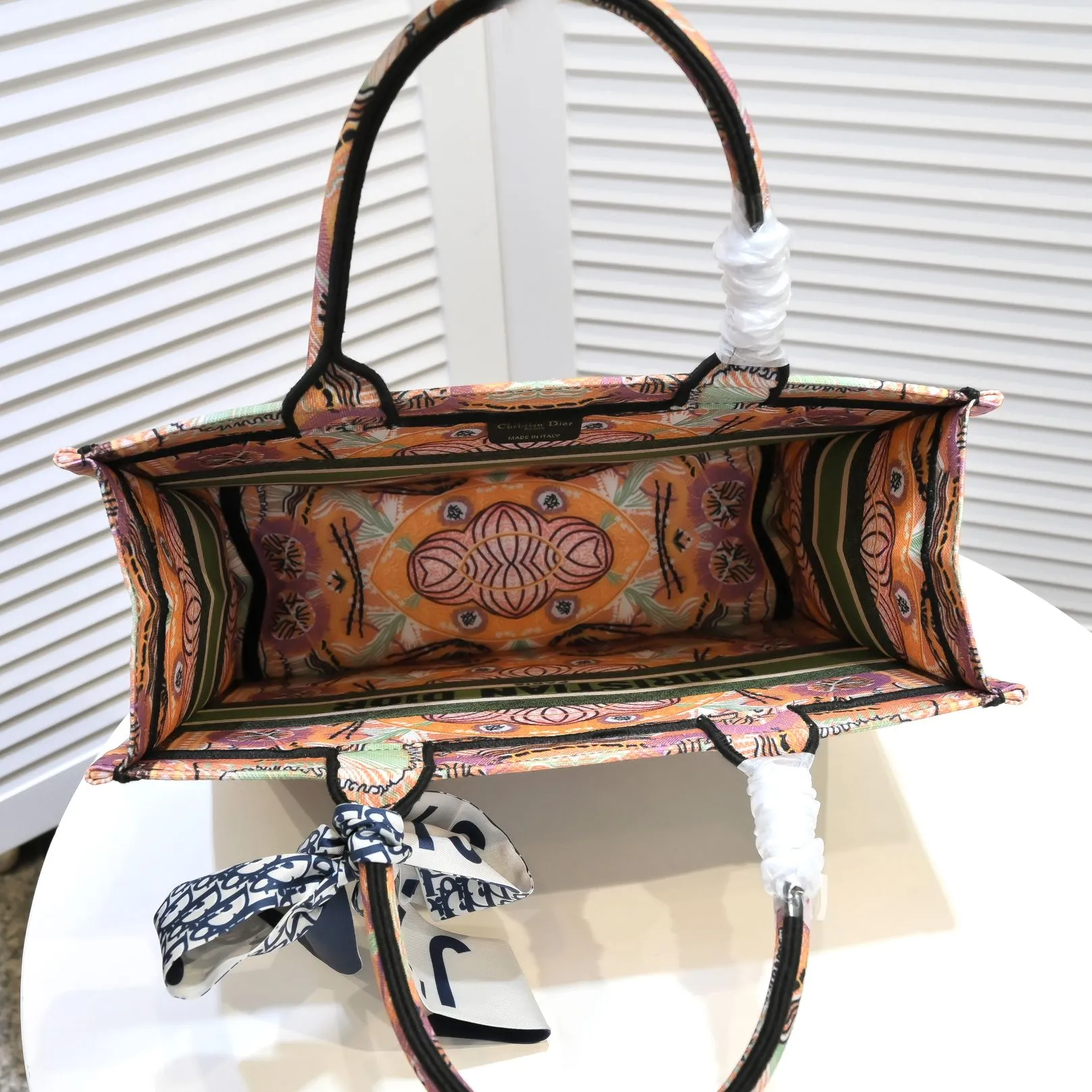 💰340￥Small size with silk scarf and overlock🔜Dior new shopping bag at Dior counter! Counters are updated simultaneously! Limited edition of the same style as the stars! Super stylish! Imported fabric👍high-end quality! Model: 8034 Size: 36*27*16cm
