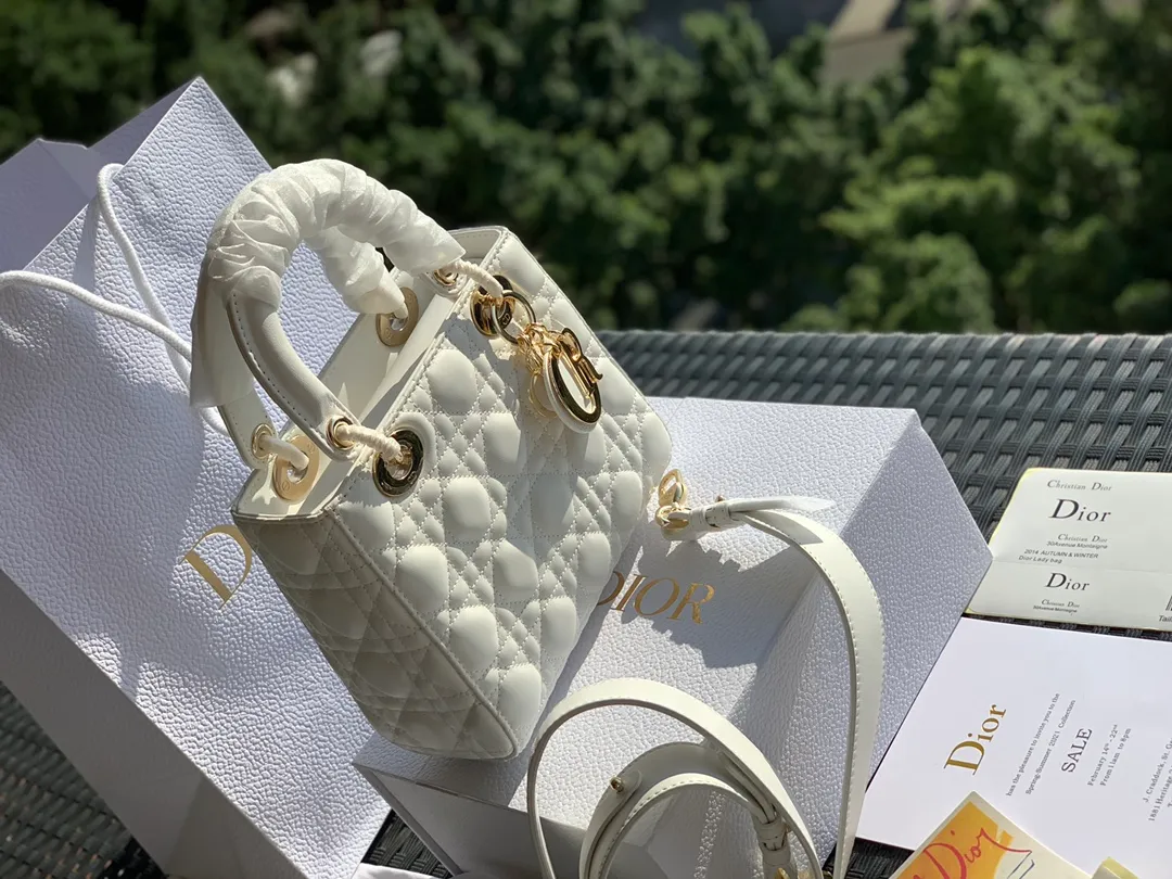 Top upgraded version 💰2000 size 20x16.5x8CM four-frame sheepskin white exclusive original factory channel! Share this super rare three-compartment sheepskin Princess Diana bag. The sheepskin version will be more elegant and feminine! 30,000➕ on the counter, zoom in on the details! The details of every picture can feel its high quality! The leather texture, hardware texture, hot stamping, and printing details, from materials to craftsmanship, are exactly the same as those on the cabinet!