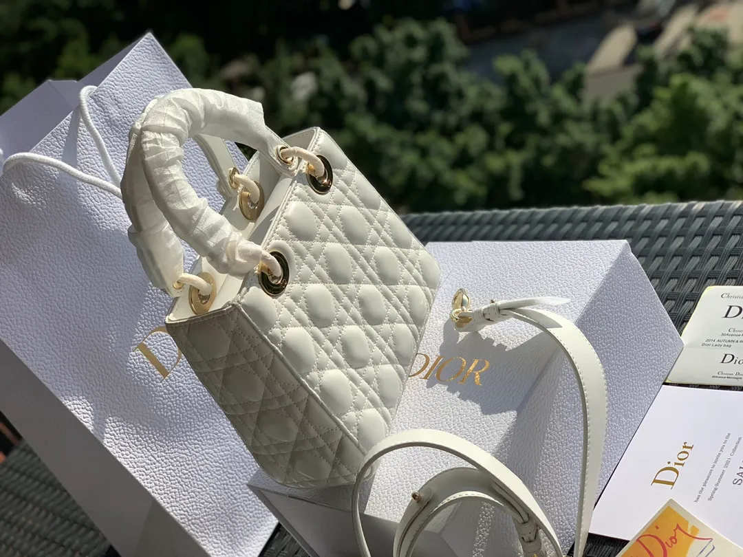 Top upgraded version 💰2000 size 20x16.5x8CM four-frame sheepskin white exclusive original factory channel! Share this super rare three-compartment sheepskin Princess Diana bag. The sheepskin version will be more elegant and feminine! 30,000➕ on the counter, zoom in on the details! The details of every picture can feel its high quality! The leather texture, hardware texture, hot stamping, and printing details, from materials to craftsmanship, are exactly the same as those on the cabinet!