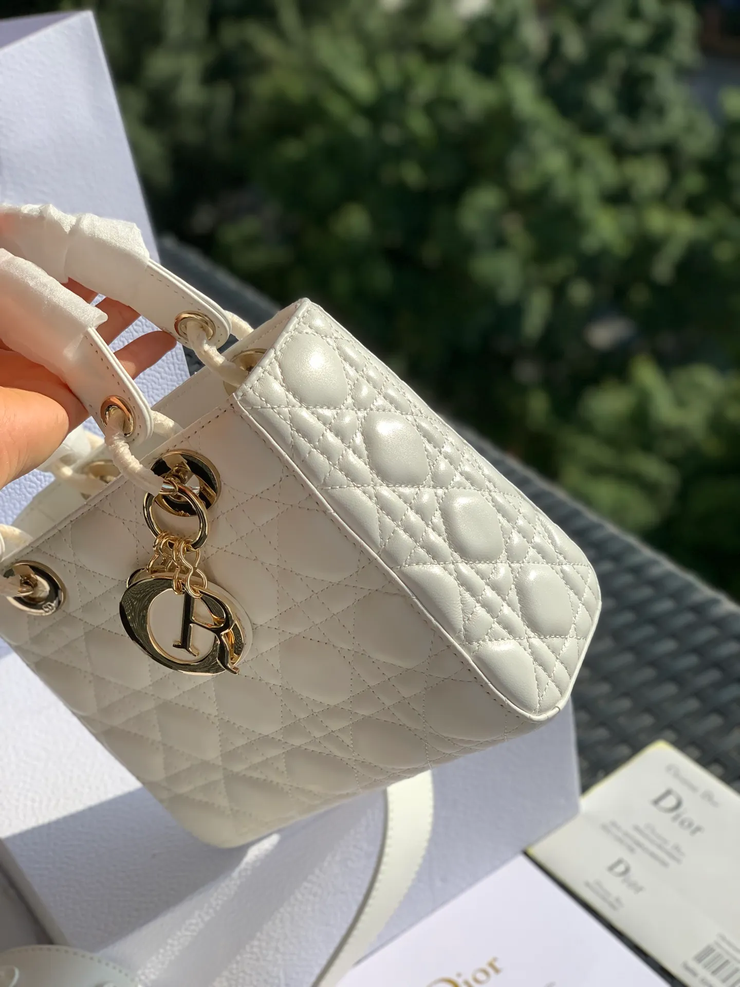Top upgraded version 💰2000 size 20x16.5x8CM four-frame sheepskin white exclusive original factory channel! Share this super rare three-compartment sheepskin Princess Diana bag. The sheepskin version will be more elegant and feminine! 30,000➕ on the counter, zoom in on the details! The details of every picture can feel its high quality! The leather texture, hardware texture, hot stamping, and printing details, from materials to craftsmanship, are exactly the same as those on the cabinet!