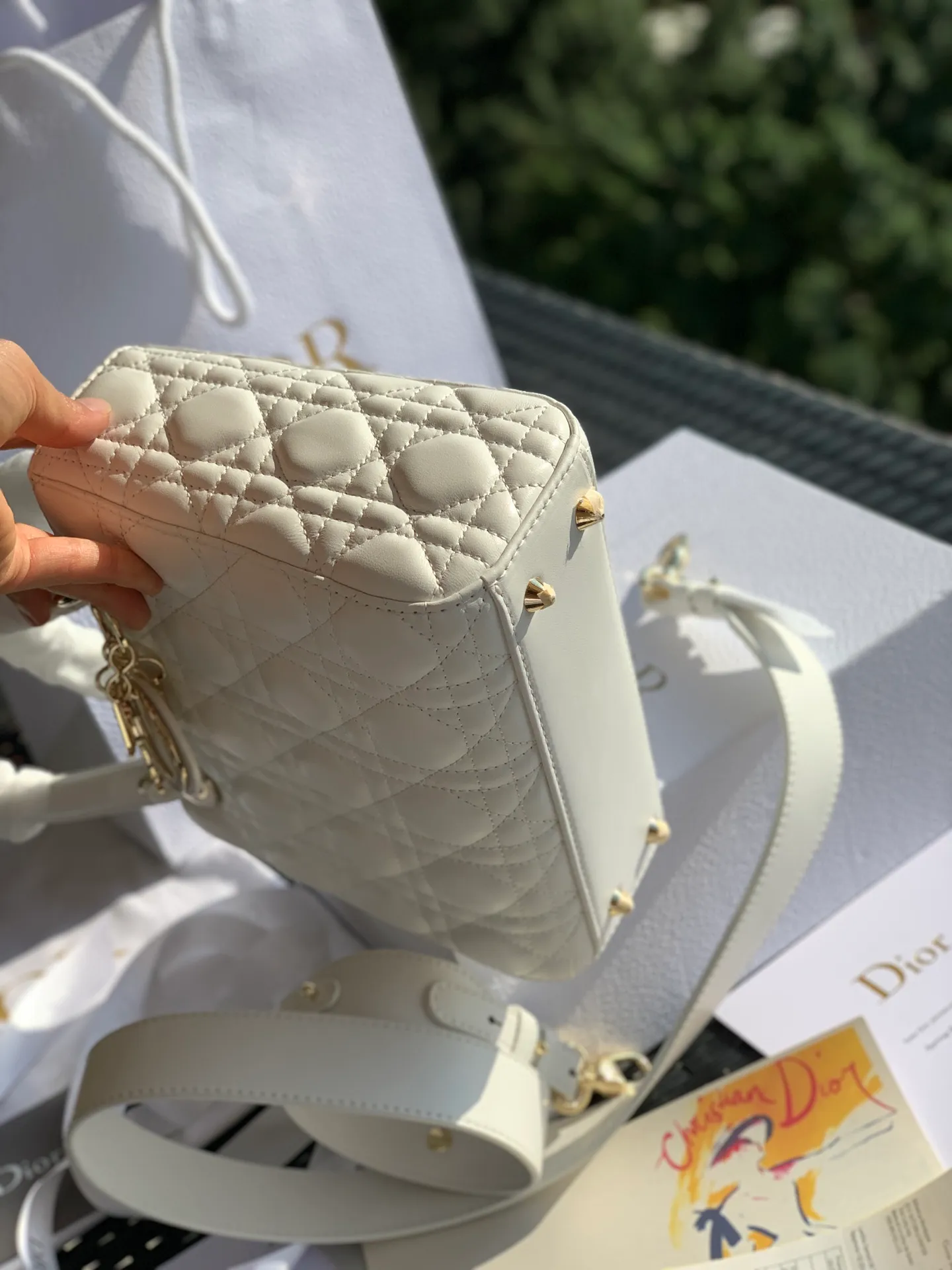 Top upgraded version 💰2000 size 20x16.5x8CM four-frame sheepskin white exclusive original factory channel! Share this super rare three-compartment sheepskin Princess Diana bag. The sheepskin version will be more elegant and feminine! 30,000➕ on the counter, zoom in on the details! The details of every picture can feel its high quality! The leather texture, hardware texture, hot stamping, and printing details, from materials to craftsmanship, are exactly the same as those on the cabinet!