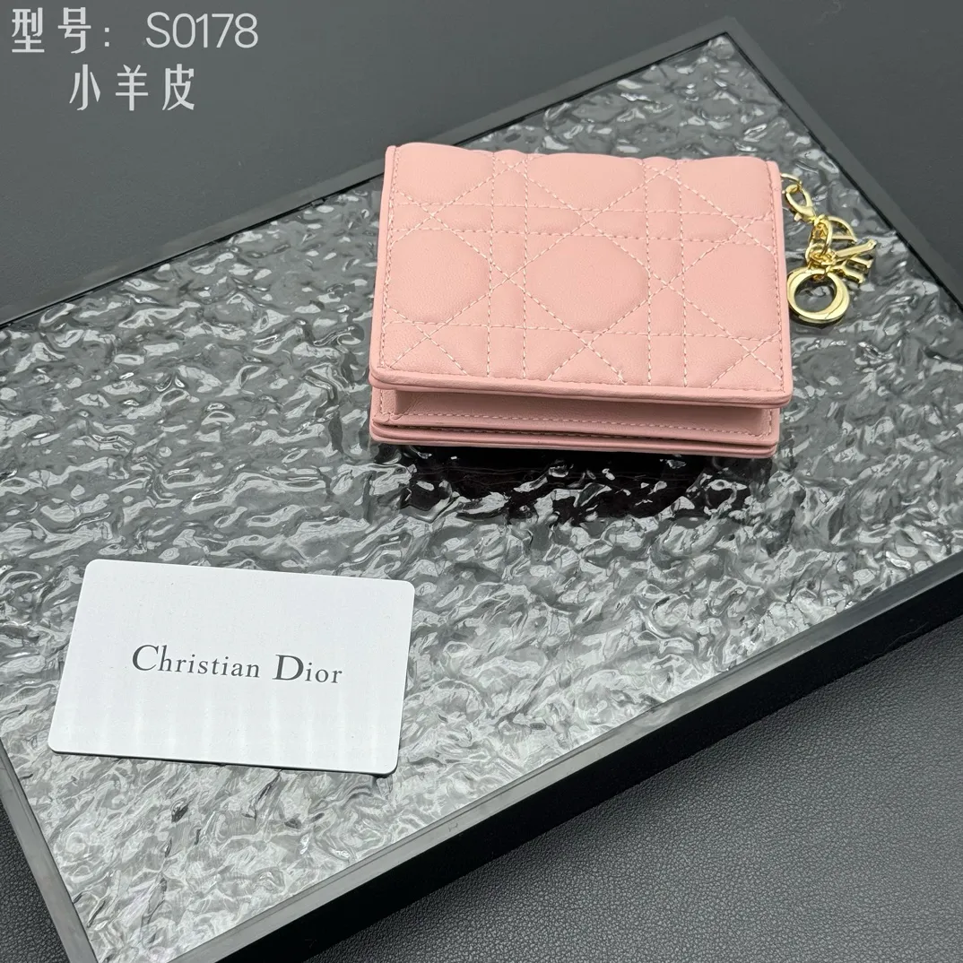 💰160 💎Upgraded original version🇫🇷 𝑫𝒊𝒐𝒓Authentic products available at counters💌Top quality# With picture box Exclusive real shot# Built-in small sachet💕 This Lady Dior 5 grid card holder is decorated with classic cannage pattern topstitching, paying tribute to the exquisite craftsmanship of Dior craftsmen. Carefully crafted from bright patent leather on the outside + sheepskin on the inside, it is compact and practical and can store a variety of daily necessities. This 5-compartment card holder is decorated with a removable "D.I.O.R." charm and has a strap snap closure so it can be paired with other Lady Dior pieces for a coordinated look. ·Detachable "D.I.O.R." charm ·Front strap snap closure ·5 compartments sewn with triangular gussets Dior patent leather card bag multi-layered accordion design. Practical and beautiful at the same time. Can store many cards. Style number: S0178NMJ-M900. Size: 10.4×7×2cm