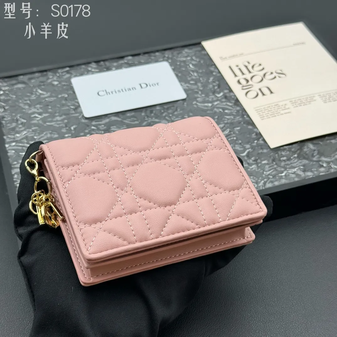 💰160 💎Upgraded original version🇫🇷 𝑫𝒊𝒐𝒓Authentic products available at counters💌Top quality# With picture box Exclusive real shot# Built-in small sachet💕 This Lady Dior 5 grid card holder is decorated with classic cannage pattern topstitching, paying tribute to the exquisite craftsmanship of Dior craftsmen. Carefully crafted from bright patent leather on the outside + sheepskin on the inside, it is compact and practical and can store a variety of daily necessities. This 5-compartment card holder is decorated with a removable "D.I.O.R." charm and has a strap snap closure so it can be paired with other Lady Dior pieces for a coordinated look. ·Detachable "D.I.O.R." charm ·Front strap snap closure ·5 compartments sewn with triangular gussets Dior patent leather card bag multi-layered accordion design. Practical and beautiful at the same time. Can store many cards. Style number: S0178NMJ-M900. Size: 10.4×7×2cm