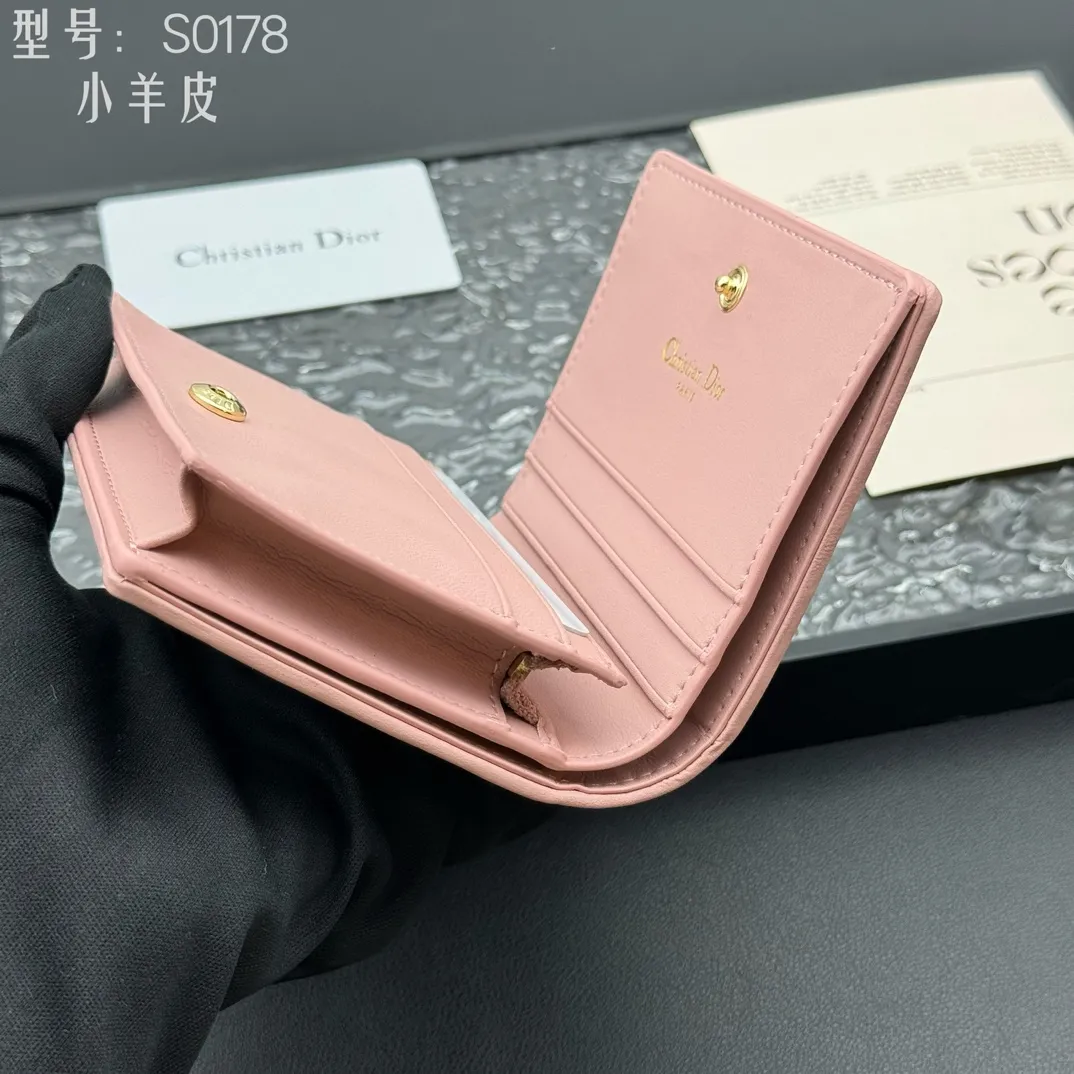 💰160 💎Upgraded original version🇫🇷 𝑫𝒊𝒐𝒓Authentic products available at counters💌Top quality# With picture box Exclusive real shot# Built-in small sachet💕 This Lady Dior 5 grid card holder is decorated with classic cannage pattern topstitching, paying tribute to the exquisite craftsmanship of Dior craftsmen. Carefully crafted from bright patent leather on the outside + sheepskin on the inside, it is compact and practical and can store a variety of daily necessities. This 5-compartment card holder is decorated with a removable "D.I.O.R." charm and has a strap snap closure so it can be paired with other Lady Dior pieces for a coordinated look. ·Detachable "D.I.O.R." charm ·Front strap snap closure ·5 compartments sewn with triangular gussets Dior patent leather card bag multi-layered accordion design. Practical and beautiful at the same time. Can store many cards. Style number: S0178NMJ-M900. Size: 10.4×7×2cm