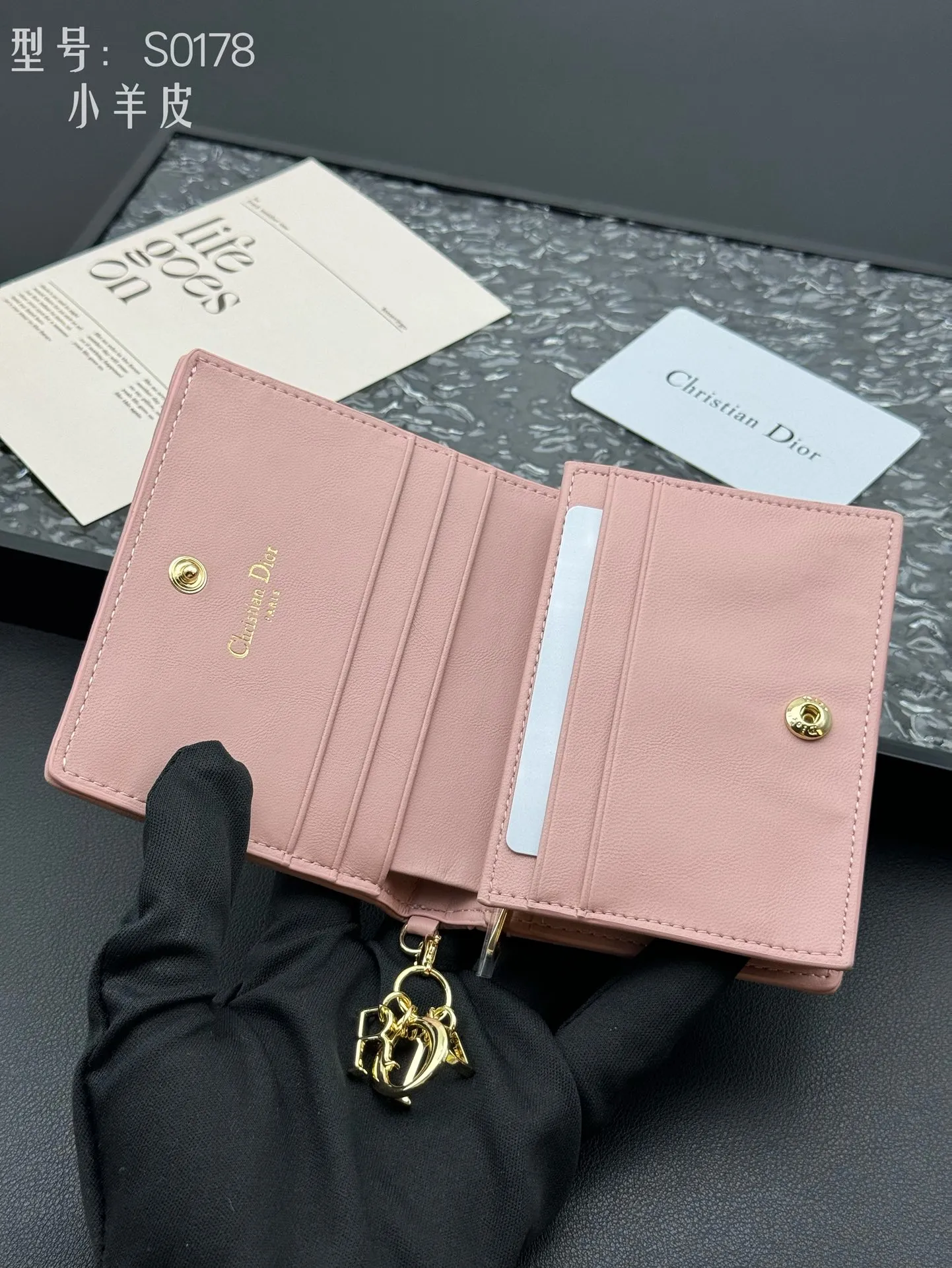 💰160 💎Upgraded original version🇫🇷 𝑫𝒊𝒐𝒓Authentic products available at counters💌Top quality# With picture box Exclusive real shot# Built-in small sachet💕 This Lady Dior 5 grid card holder is decorated with classic cannage pattern topstitching, paying tribute to the exquisite craftsmanship of Dior craftsmen. Carefully crafted from bright patent leather on the outside + sheepskin on the inside, it is compact and practical and can store a variety of daily necessities. This 5-compartment card holder is decorated with a removable "D.I.O.R." charm and has a strap snap closure so it can be paired with other Lady Dior pieces for a coordinated look. ·Detachable "D.I.O.R." charm ·Front strap snap closure ·5 compartments sewn with triangular gussets Dior patent leather card bag multi-layered accordion design. Practical and beautiful at the same time. Can store many cards. Style number: S0178NMJ-M900. Size: 10.4×7×2cm