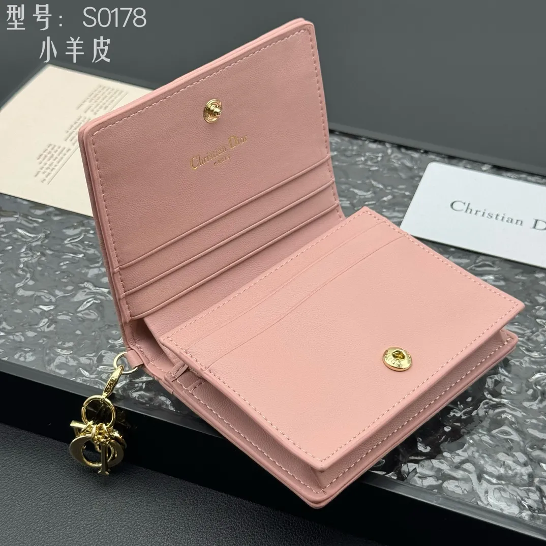 💰160 💎Upgraded original version🇫🇷 𝑫𝒊𝒐𝒓Authentic products available at counters💌Top quality# With picture box Exclusive real shot# Built-in small sachet💕 This Lady Dior 5 grid card holder is decorated with classic cannage pattern topstitching, paying tribute to the exquisite craftsmanship of Dior craftsmen. Carefully crafted from bright patent leather on the outside + sheepskin on the inside, it is compact and practical and can store a variety of daily necessities. This 5-compartment card holder is decorated with a removable "D.I.O.R." charm and has a strap snap closure so it can be paired with other Lady Dior pieces for a coordinated look. ·Detachable "D.I.O.R." charm ·Front strap snap closure ·5 compartments sewn with triangular gussets Dior patent leather card bag multi-layered accordion design. Practical and beautiful at the same time. Can store many cards. Style number: S0178NMJ-M900. Size: 10.4×7×2cm