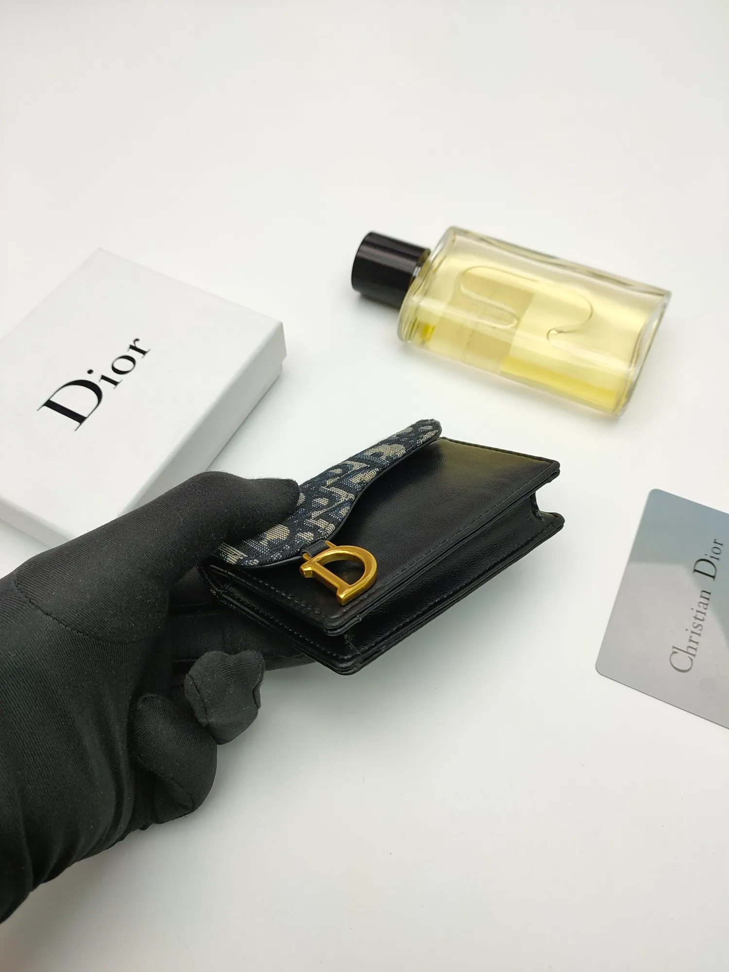 ￥110🌹This Dior saddle flip card holder is practical and compact👍🏻It can replace the traditional saddle wallet🎉Made of Dior Oblique printed fabric with sheepskin. It is made with exquisite craftsmanship and is durable❤️It has a spacious main compartment with 2 patch pockets and 2 card slots, which can store cash, bills and cards. Can be paired with other pieces from the saddle collection for an elegant look. Style number: S5611 Size: 11*7.5*2.5cm