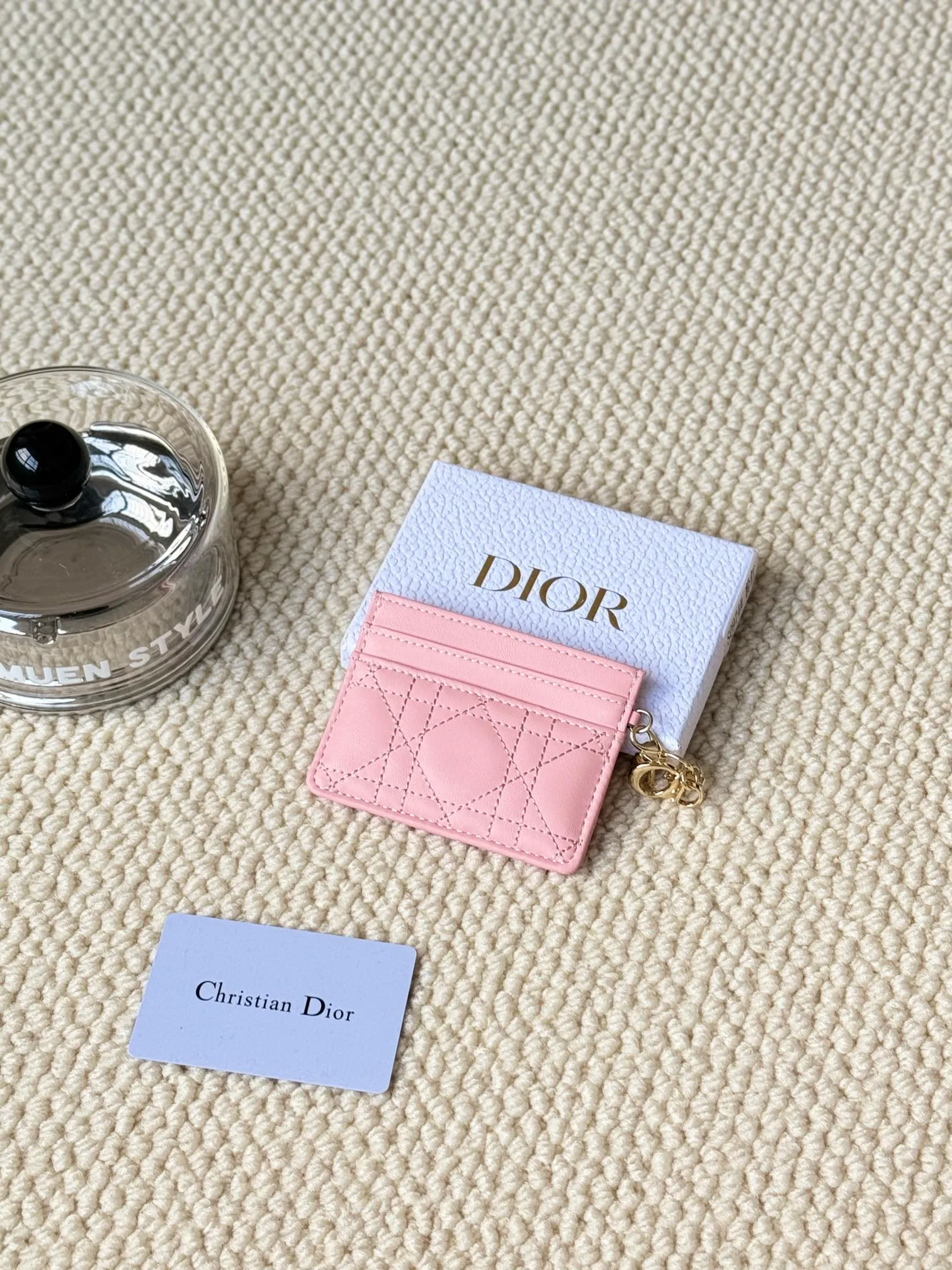 💰100LadyDior Sheepskin No.: S0974OVRB M81B T Lady Dior five-compartment card holder Product description: The color is as shown in the picture. This Lady Dior five-compartment card holder is new this season, elegant and practical. Crafted from cloudy blue patent cow leather, decorated with cannage pattern topstitching and embellished with a removable D.I.O.R. charm. Elegant and sophisticated, it has five card slots, suitable for various occasions, and can be combined with other Lady Dior