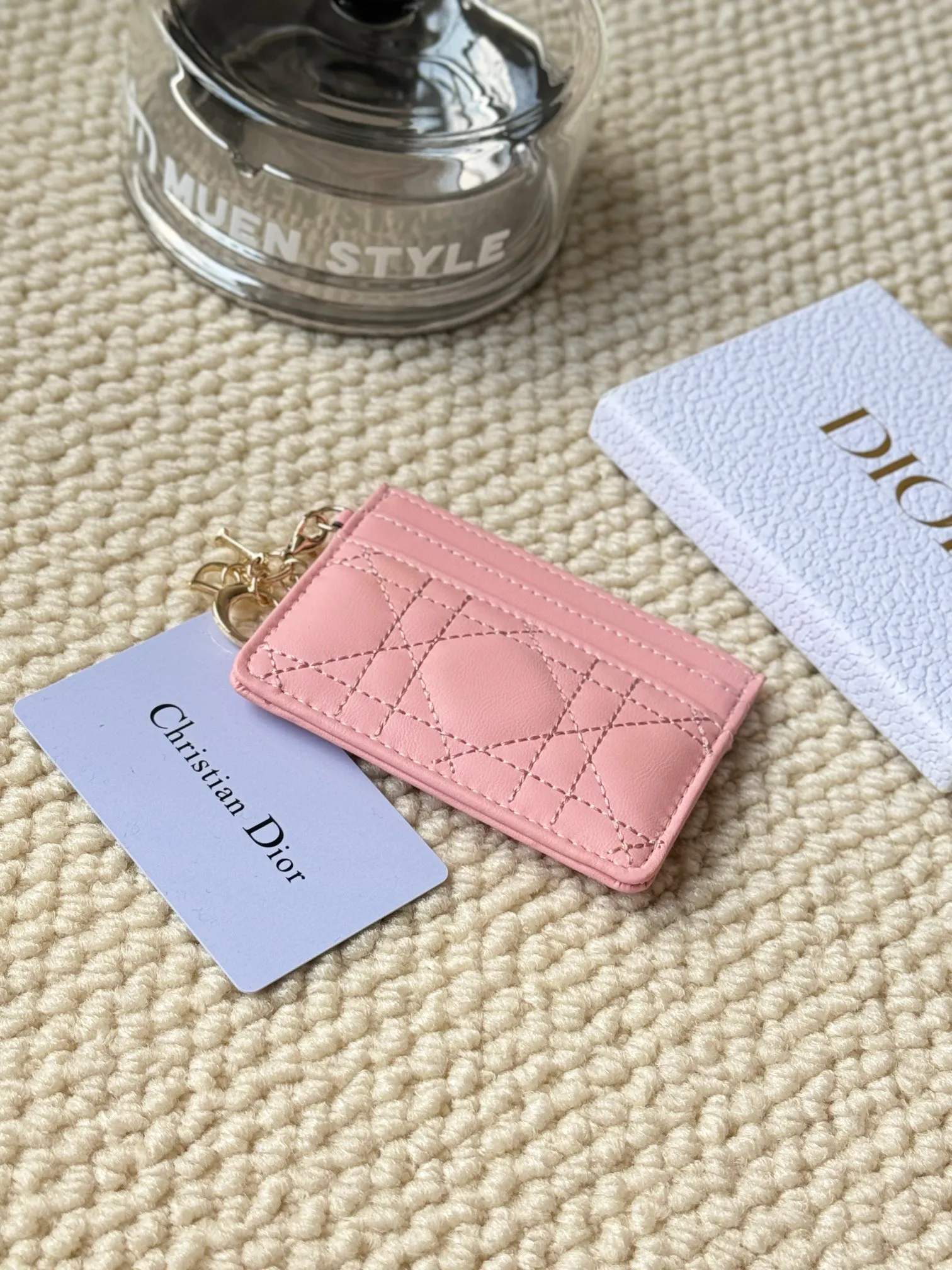 💰100LadyDior Sheepskin No.: S0974OVRB M81B T Lady Dior five-compartment card holder Product description: The color is as shown in the picture. This Lady Dior five-compartment card holder is new this season, elegant and practical. Crafted from cloudy blue patent cow leather, decorated with cannage pattern topstitching and embellished with a removable D.I.O.R. charm. Elegant and sophisticated, it has five card slots, suitable for various occasions, and can be combined with other Lady Dior