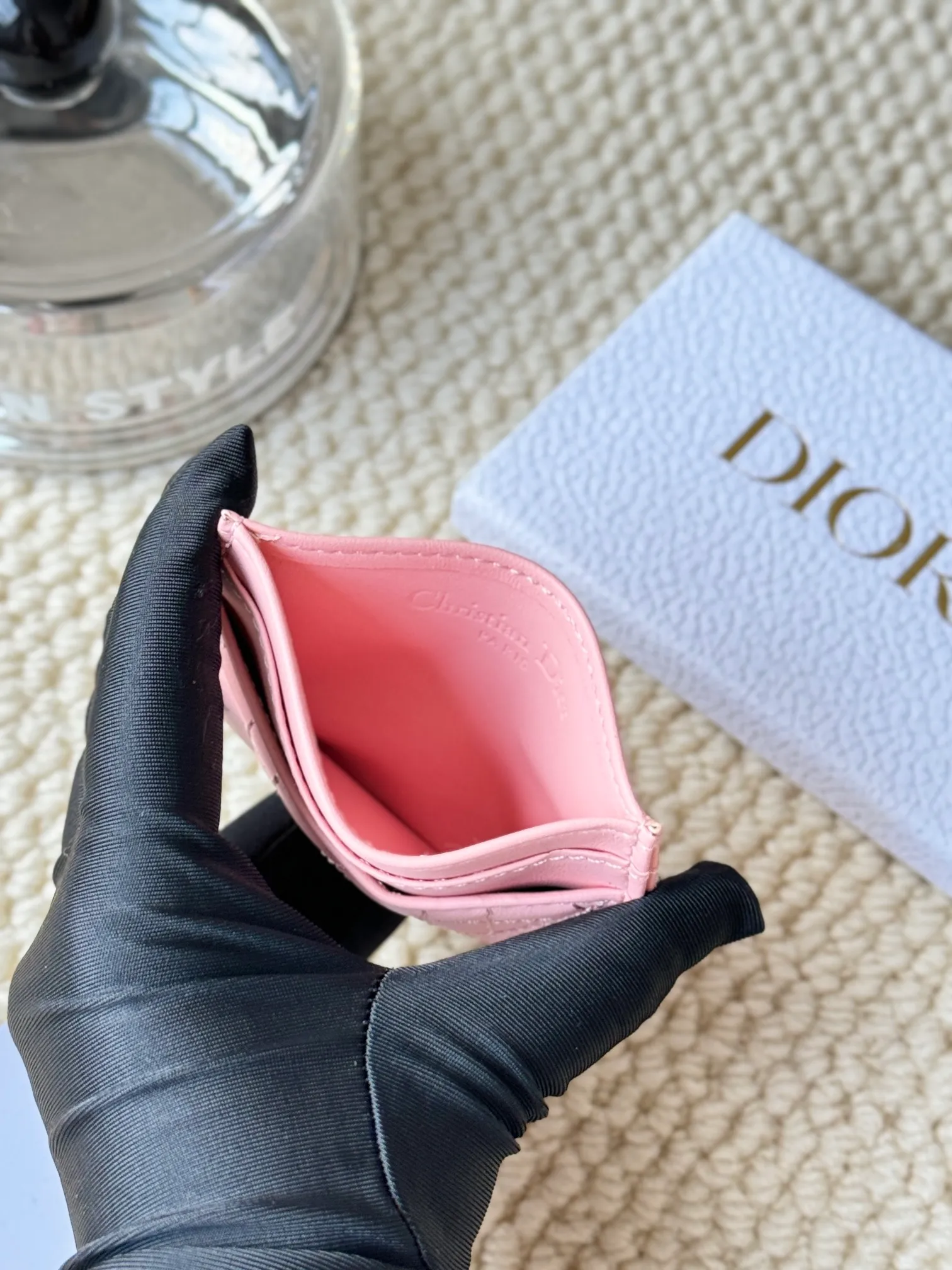 💰100LadyDior Sheepskin No.: S0974OVRB M81B T Lady Dior five-compartment card holder Product description: The color is as shown in the picture. This Lady Dior five-compartment card holder is new this season, elegant and practical. Crafted from cloudy blue patent cow leather, decorated with cannage pattern topstitching and embellished with a removable D.I.O.R. charm. Elegant and sophisticated, it has five card slots, suitable for various occasions, and can be combined with other Lady Dior
