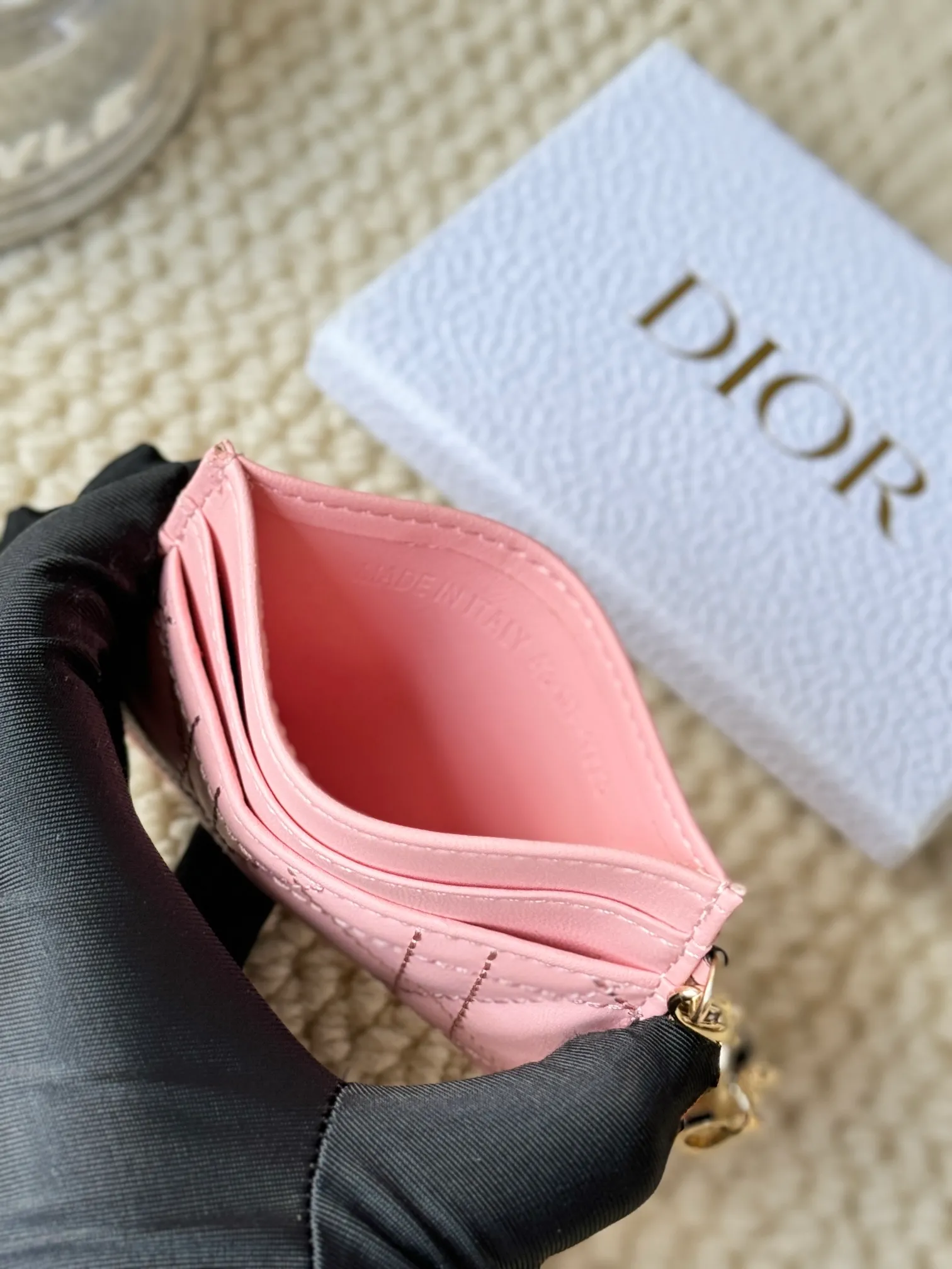 💰100LadyDior Sheepskin No.: S0974OVRB M81B T Lady Dior five-compartment card holder Product description: The color is as shown in the picture. This Lady Dior five-compartment card holder is new this season, elegant and practical. Crafted from cloudy blue patent cow leather, decorated with cannage pattern topstitching and embellished with a removable D.I.O.R. charm. Elegant and sophisticated, it has five card slots, suitable for various occasions, and can be combined with other Lady Dior