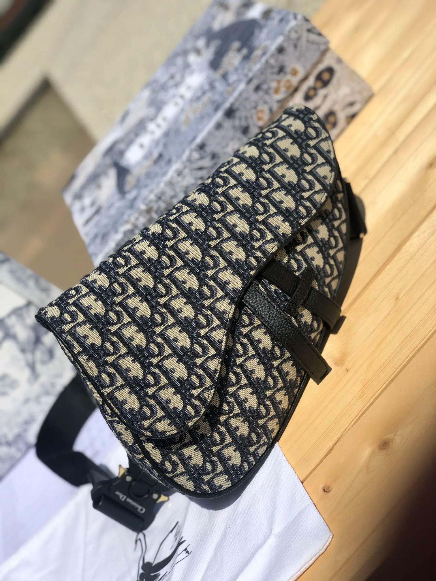 Top upgraded version 💰1500 Size: 26×19×4.5cm Dior overseas channel resources specialize in men’s saddle waist bag ❗️ This Dior saddle bag is decorated with the iconic beige and black Oblique print, highlighting its unique temperament. Continuing the iconic style design, it is equipped with a magnetic flap and hidden zipper closure, which can safely store various daily necessities. Comes with adjustable "Christian Dior" shoulder strap for shoulder or cross-body wear. Adjustable nylon "Christian Dior" signature "CD" aluminum buckle