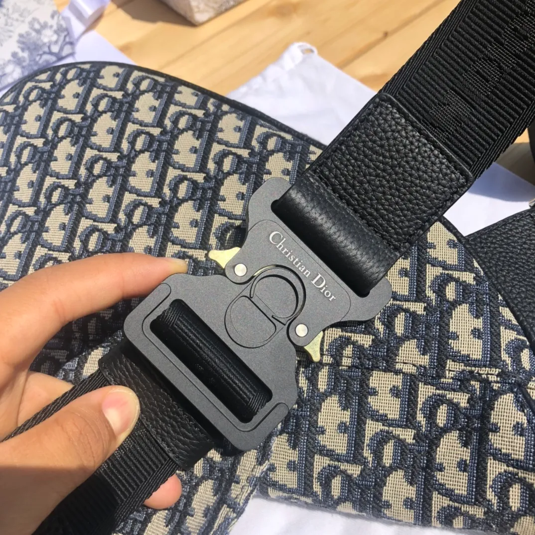 Top upgraded version 💰1500 Size: 26×19×4.5cm Dior overseas channel resources specialize in men’s saddle waist bag ❗️ This Dior saddle bag is decorated with the iconic beige and black Oblique print, highlighting its unique temperament. Continuing the iconic style design, it is equipped with a magnetic flap and hidden zipper closure, which can safely store various daily necessities. Comes with adjustable "Christian Dior" shoulder strap for shoulder or cross-body wear. Adjustable nylon "Christian Dior" signature "CD" aluminum buckle