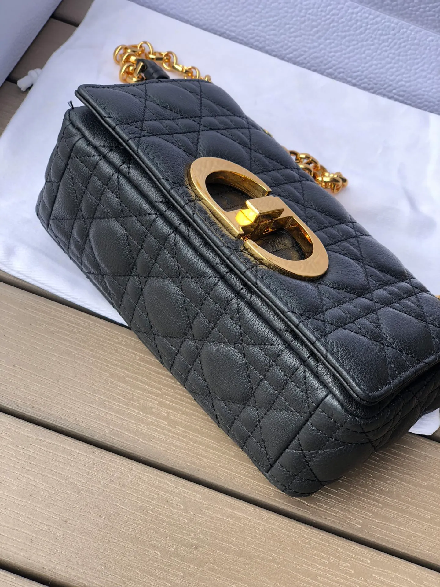 ❗️❗️❗️Free shipping with SF Express for year-end events❗️❗️❗️💰1800 Size: 20×12×7cm Specially available from Dior overseas channel resources❗️This Dior caro handbag combines elegance and modern style. Crafted from supple cow leather with cannage pattern topstitching. The flip cover is decorated with a metal knob-style "CD" clasp with an antique gold finish, and is paired with a detachable "CD" logo chain shoulder strap, which can be carried by hand, shoulder or cross-body. It can be replaced with an embroidered wide shoulder strap to embellish daily looks or add a bright finishing touch to evening wear.
