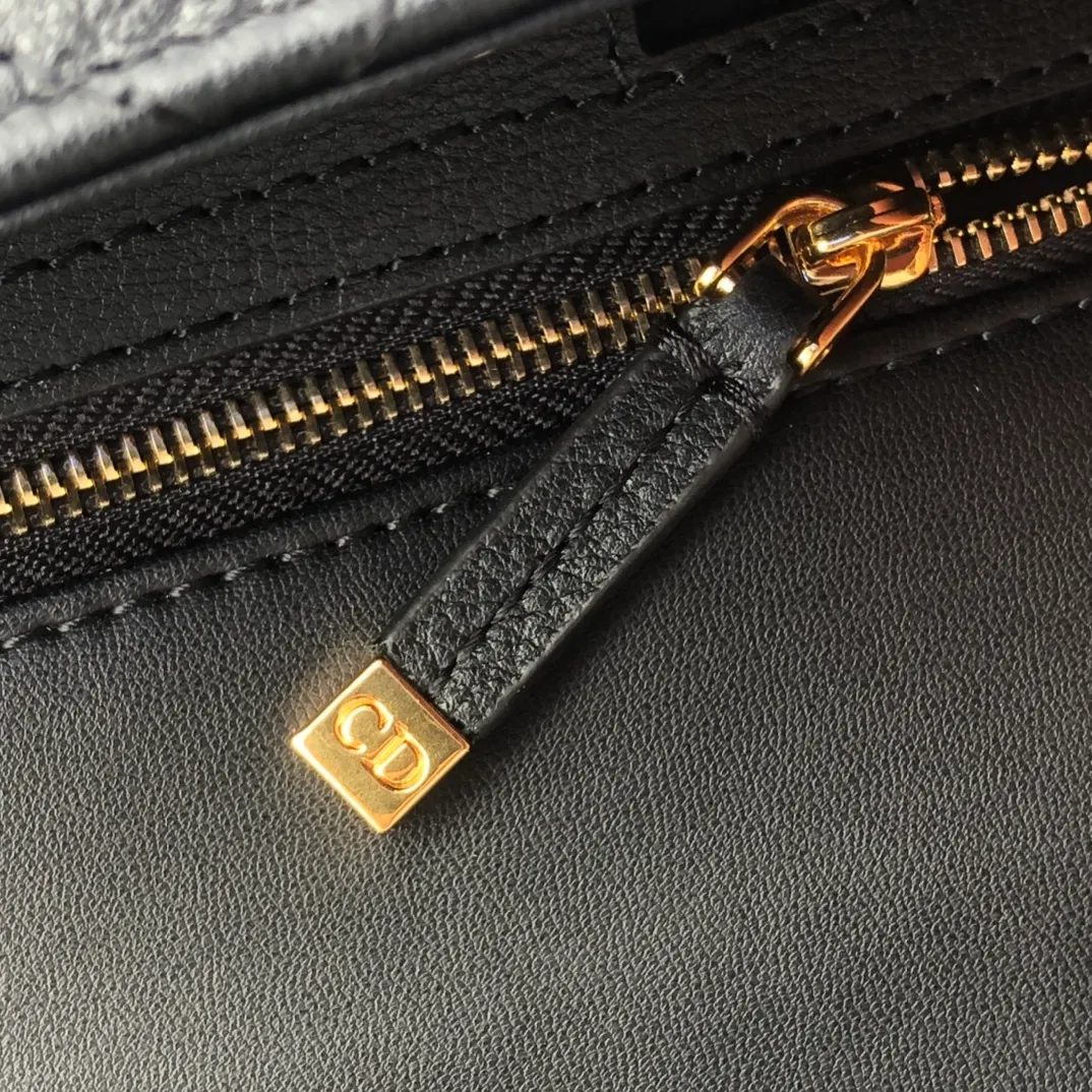 ❗️❗️❗️Free shipping with SF Express for year-end events❗️❗️❗️💰1800 Size: 20×12×7cm Specially available from Dior overseas channel resources❗️This Dior caro handbag combines elegance and modern style. Crafted from supple cow leather with cannage pattern topstitching. The flip cover is decorated with a metal knob-style "CD" clasp with an antique gold finish, and is paired with a detachable "CD" logo chain shoulder strap, which can be carried by hand, shoulder or cross-body. It can be replaced with an embroidered wide shoulder strap to embellish daily looks or add a bright finishing touch to evening wear.