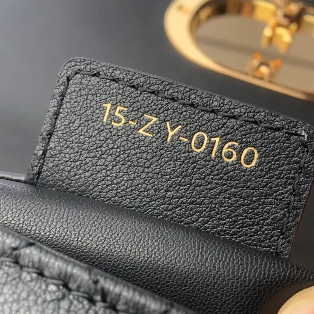 ❗️❗️❗️Free shipping with SF Express for year-end events❗️❗️❗️💰1800 Size: 20×12×7cm Specially available from Dior overseas channel resources❗️This Dior caro handbag combines elegance and modern style. Crafted from supple cow leather with cannage pattern topstitching. The flip cover is decorated with a metal knob-style "CD" clasp with an antique gold finish, and is paired with a detachable "CD" logo chain shoulder strap, which can be carried by hand, shoulder or cross-body. It can be replaced with an embroidered wide shoulder strap to embellish daily looks or add a bright finishing touch to evening wear.