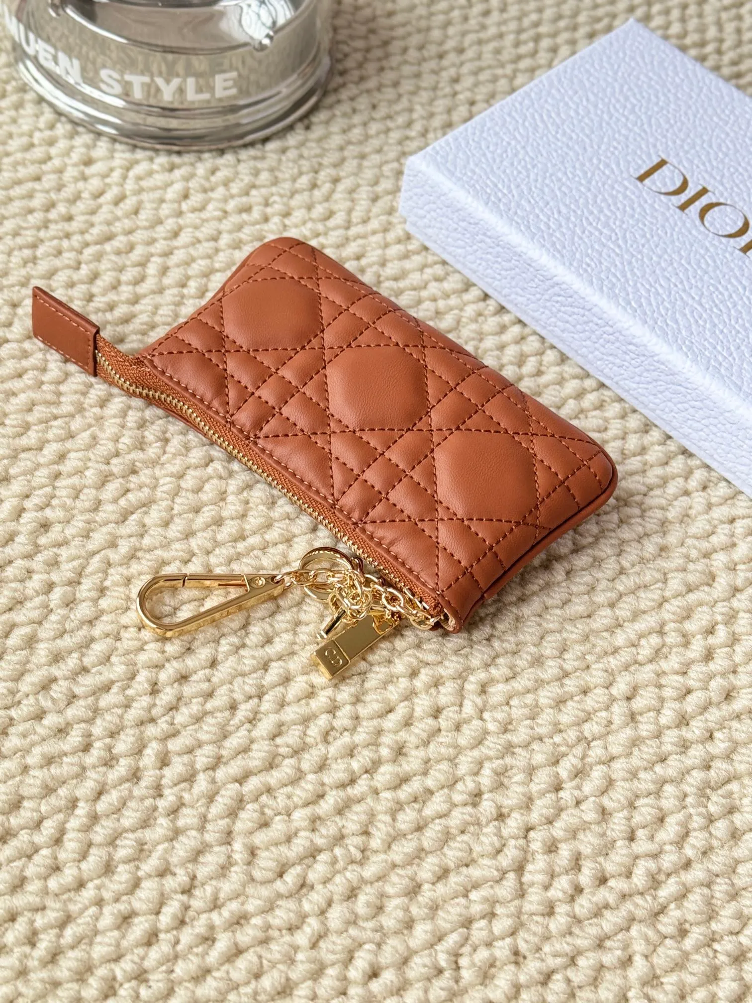 💰150 lambskin makes a zippered coin purse and key bag. Small, cute and mini. Size: 14.5*7.6cm Model: S0972UWHC_M30G This Dior Caro card holder is elegant and practical. Made of soft lambskin, carefully crafted and decorated with cannage pattern topstitching. Coin purse and key case 🔑 Compact and practical, unique and can store various daily necessities, suitable for various occasions.