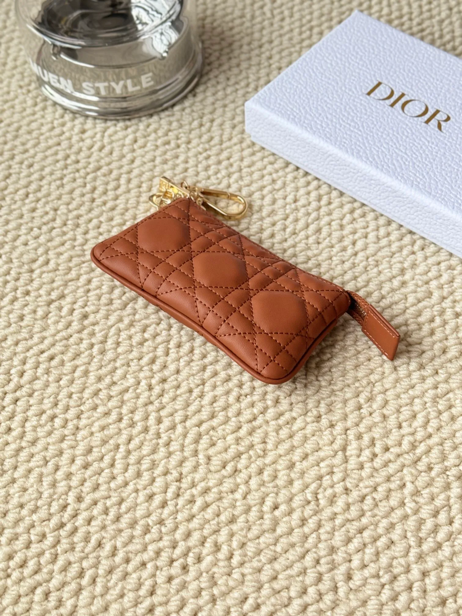 💰150 lambskin makes a zippered coin purse and key bag. Small, cute and mini. Size: 14.5*7.6cm Model: S0972UWHC_M30G This Dior Caro card holder is elegant and practical. Made of soft lambskin, carefully crafted and decorated with cannage pattern topstitching. Coin purse and key case 🔑 Compact and practical, unique and can store various daily necessities, suitable for various occasions.