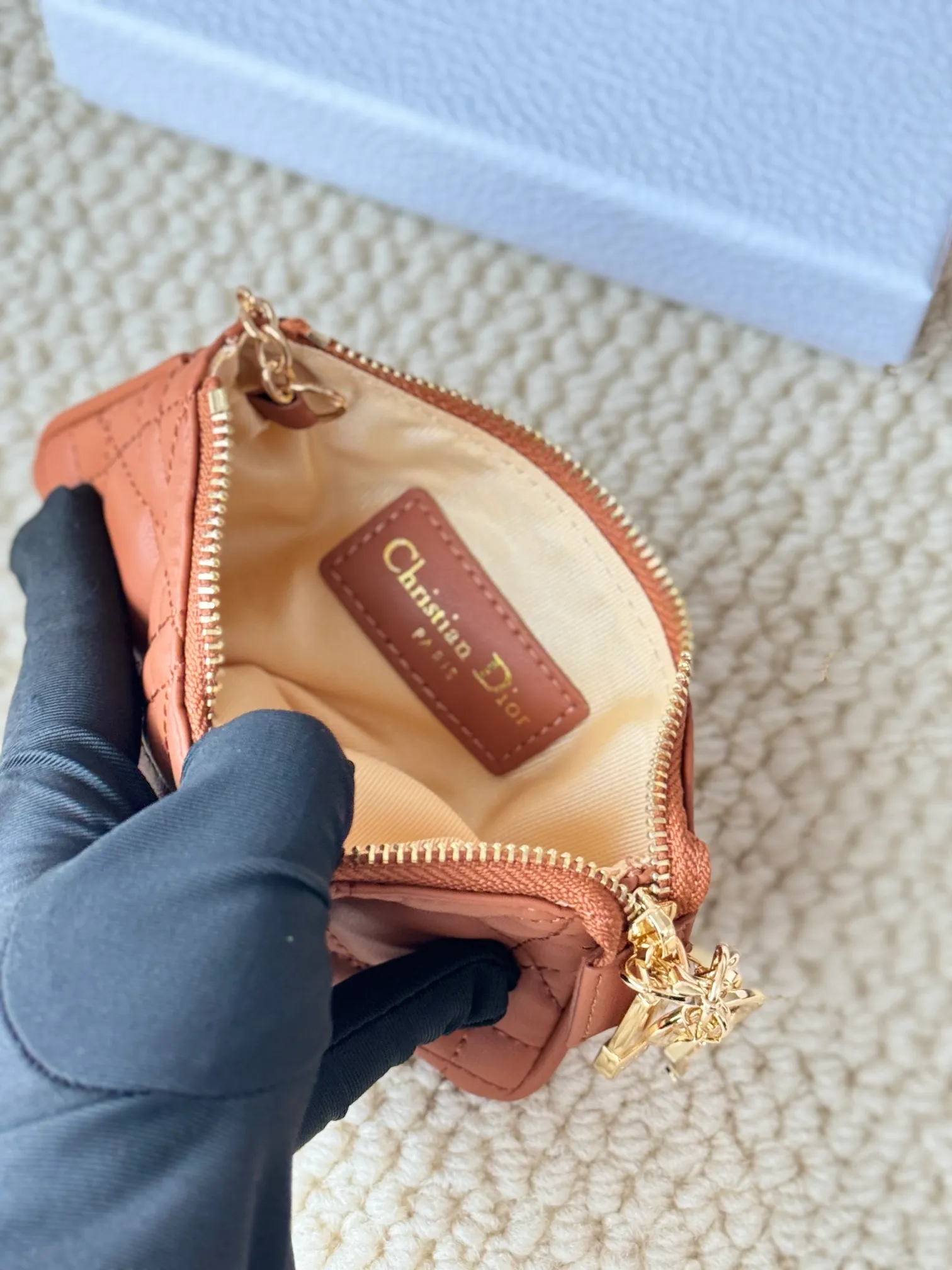 💰150 lambskin makes a zippered coin purse and key bag. Small, cute and mini. Size: 14.5*7.6cm Model: S0972UWHC_M30G This Dior Caro card holder is elegant and practical. Made of soft lambskin, carefully crafted and decorated with cannage pattern topstitching. Coin purse and key case 🔑 Compact and practical, unique and can store various daily necessities, suitable for various occasions.