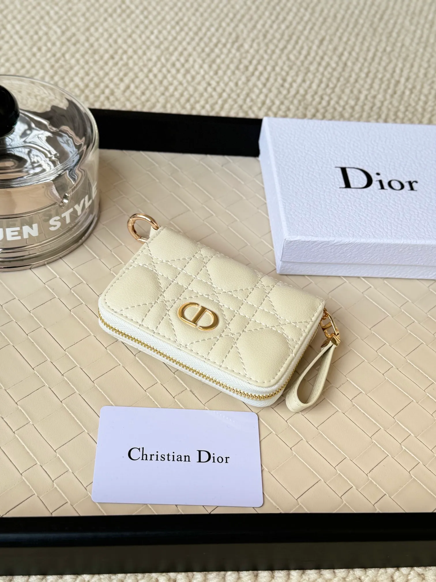 💰150 Dior New Caro Zippered Card Holder I love it. I originally wanted to buy a wallet, but I fell in love with this card holder. The size is just right and there are enough card slots. When Sydney is on lockdown and you can't go to the store, SA will send you photos and payment links. It's very convenient. I paid in the morning and received it in the afternoon. I think it looks better than the zipper card holder in C. The small metal ring next to the zipper is convenient for connecting the card holder to the bag and is not easy to lose. The calfskin material feels great. No.: S5034 Carol grain (size 9*11cm)
