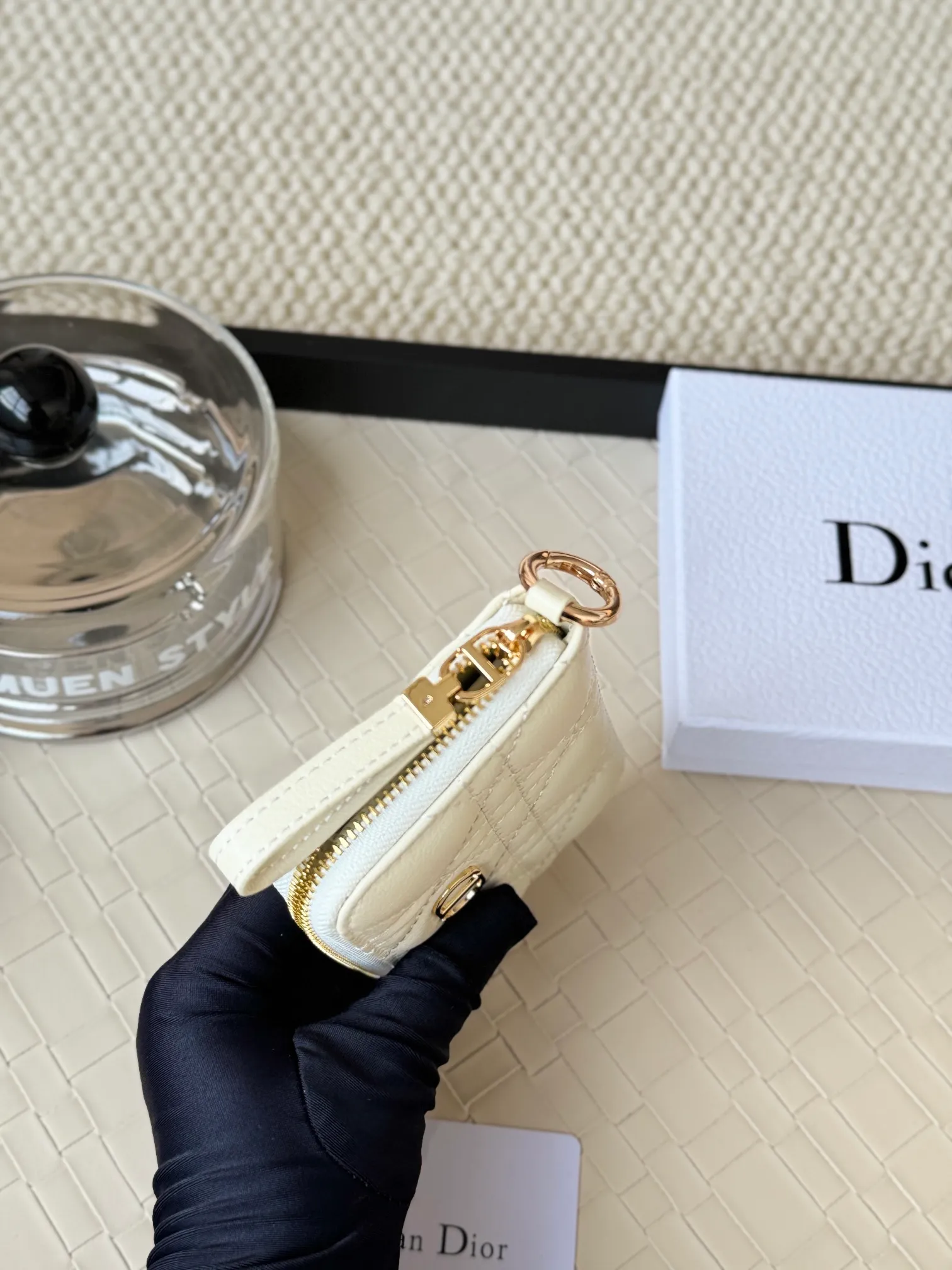 💰150 Dior New Caro Zippered Card Holder I love it. I originally wanted to buy a wallet, but I fell in love with this card holder. The size is just right and there are enough card slots. When Sydney is on lockdown and you can't go to the store, SA will send you photos and payment links. It's very convenient. I paid in the morning and received it in the afternoon. I think it looks better than the zipper card holder in C. The small metal ring next to the zipper is convenient for connecting the card holder to the bag and is not easy to lose. The calfskin material feels great. No.: S5034 Carol grain (size 9*11cm)