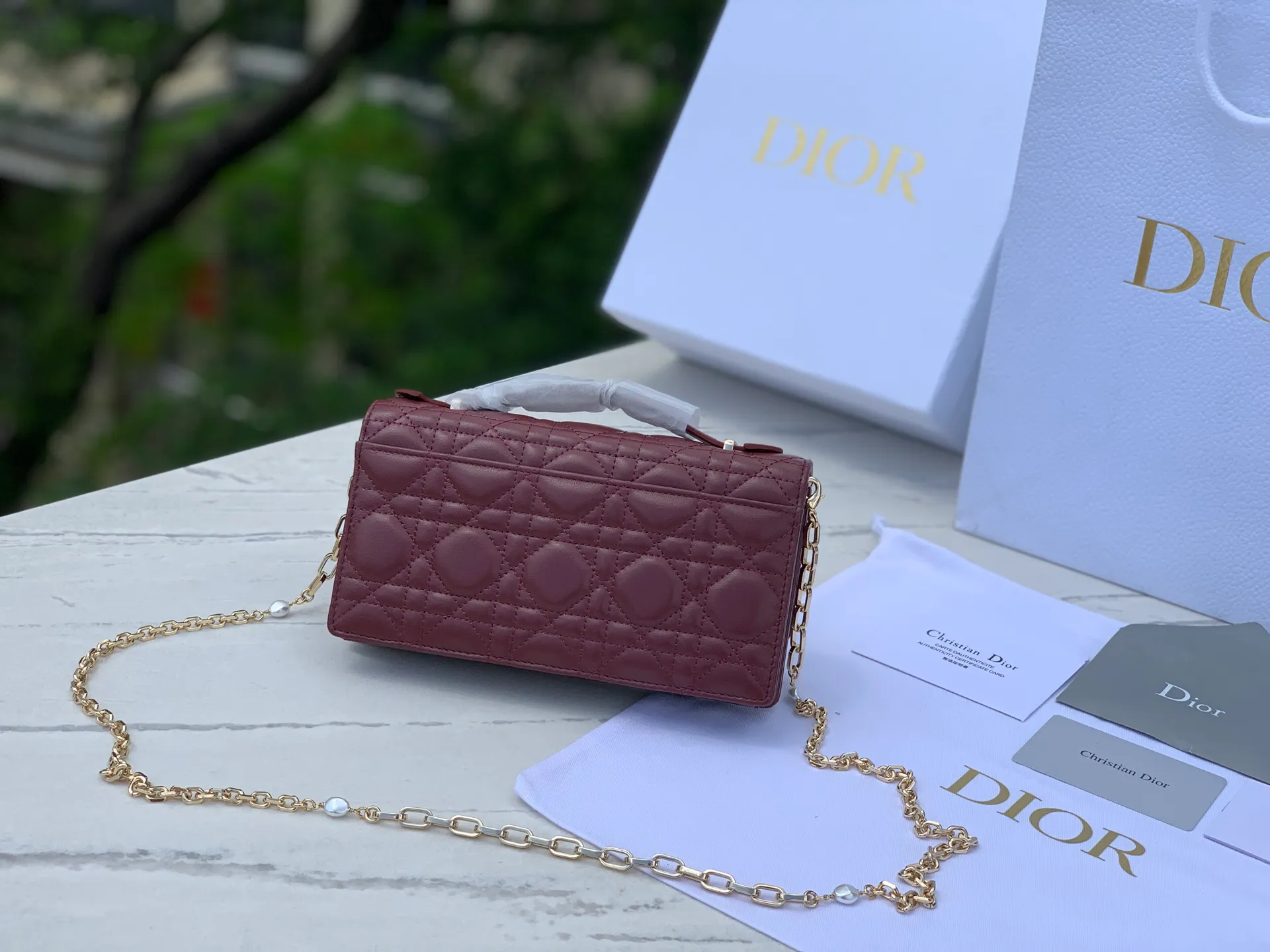 Top upgraded version 💰1760 Size: 21 x 11.5 x 4.5cm Lady Dior Woc handle pearl chain bag, new style for spring and summer, carefully made of sheepskin, decorated with rattan pattern, flip cover design with D.I.O.R. charm to enhance the style. The practical style has multiple compartments and card slots to store a variety of daily essentials, making it an ideal companion for day and evening wear. Carry by hand or cross-body with top handle and detachable chain embellished with resin beads.