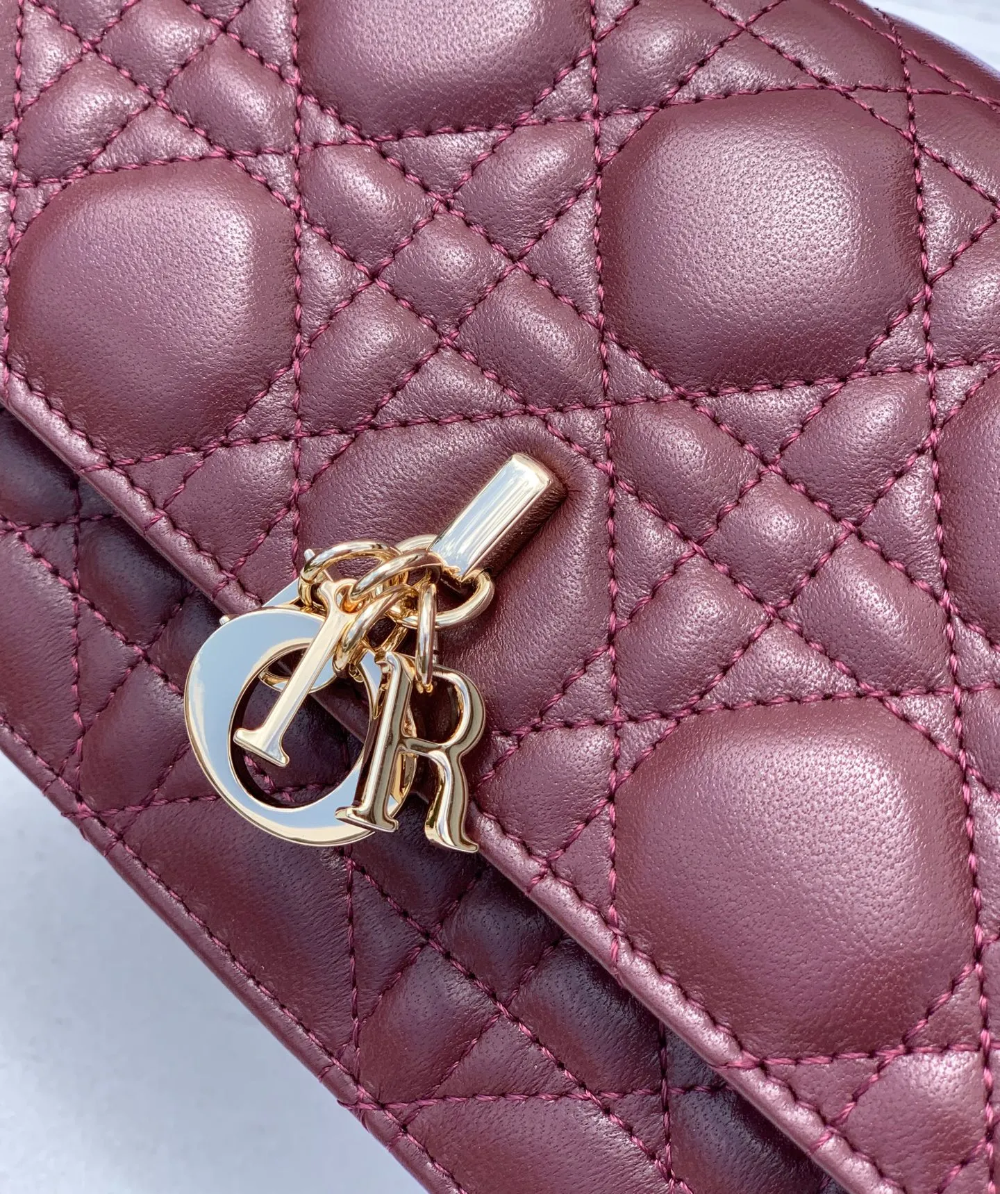 Top upgraded version 💰1760 Size: 21 x 11.5 x 4.5cm Lady Dior Woc handle pearl chain bag, new style for spring and summer, carefully made of sheepskin, decorated with rattan pattern, flip cover design with D.I.O.R. charm to enhance the style. The practical style has multiple compartments and card slots to store a variety of daily essentials, making it an ideal companion for day and evening wear. Carry by hand or cross-body with top handle and detachable chain embellished with resin beads.