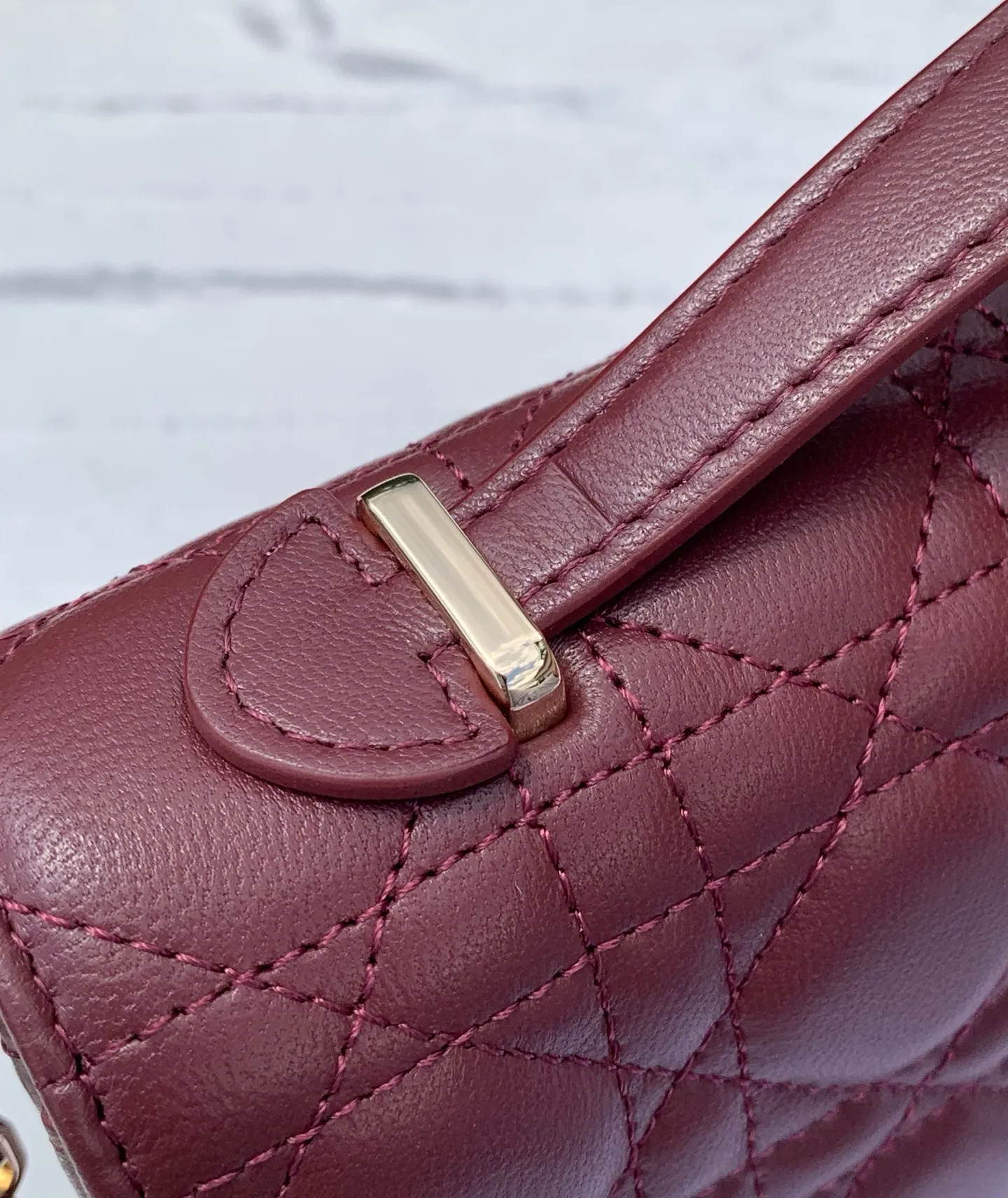 Top upgraded version 💰1760 Size: 21 x 11.5 x 4.5cm Lady Dior Woc handle pearl chain bag, new style for spring and summer, carefully made of sheepskin, decorated with rattan pattern, flip cover design with D.I.O.R. charm to enhance the style. The practical style has multiple compartments and card slots to store a variety of daily essentials, making it an ideal companion for day and evening wear. Carry by hand or cross-body with top handle and detachable chain embellished with resin beads.