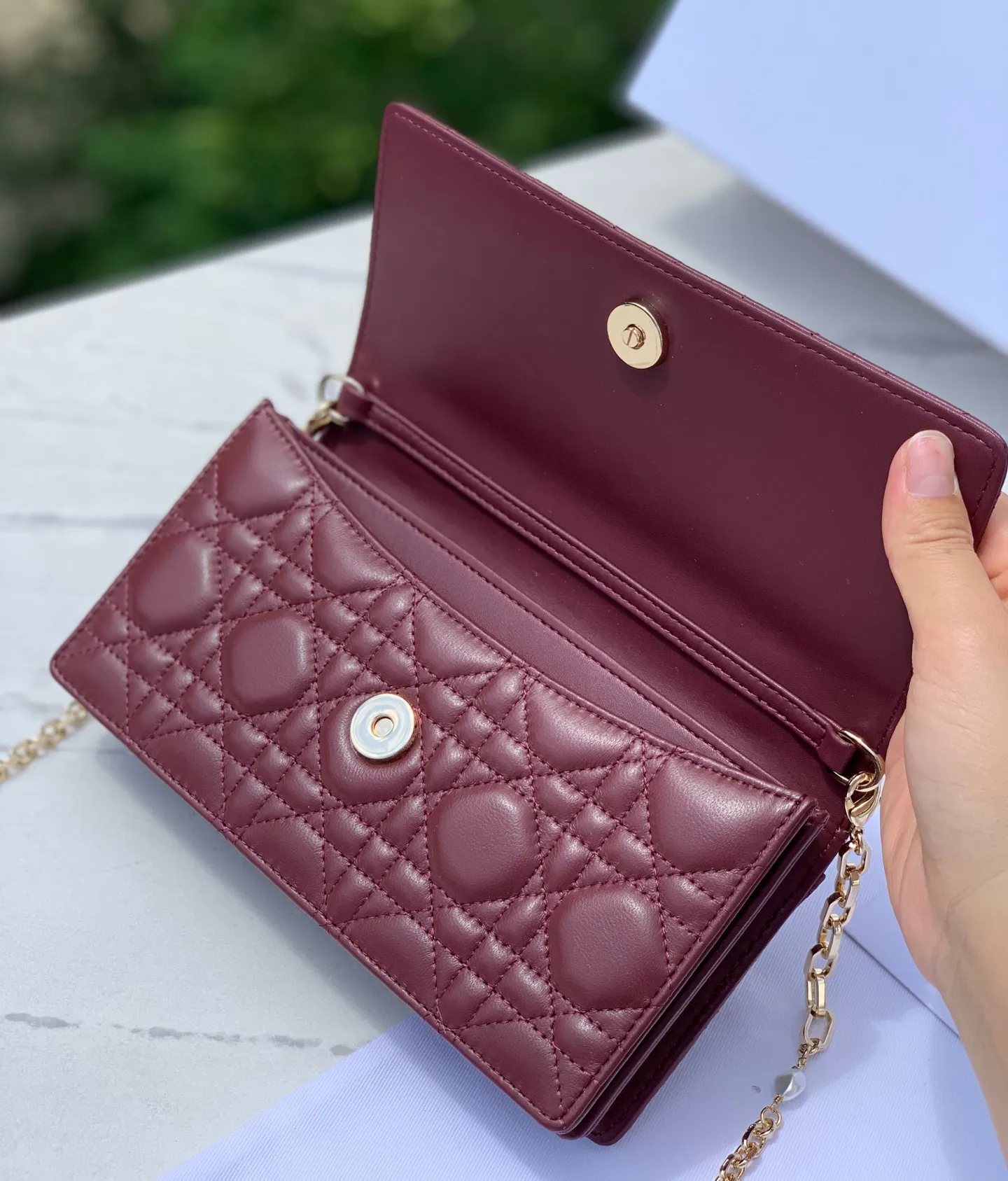 Top upgraded version 💰1760 Size: 21 x 11.5 x 4.5cm Lady Dior Woc handle pearl chain bag, new style for spring and summer, carefully made of sheepskin, decorated with rattan pattern, flip cover design with D.I.O.R. charm to enhance the style. The practical style has multiple compartments and card slots to store a variety of daily essentials, making it an ideal companion for day and evening wear. Carry by hand or cross-body with top handle and detachable chain embellished with resin beads.