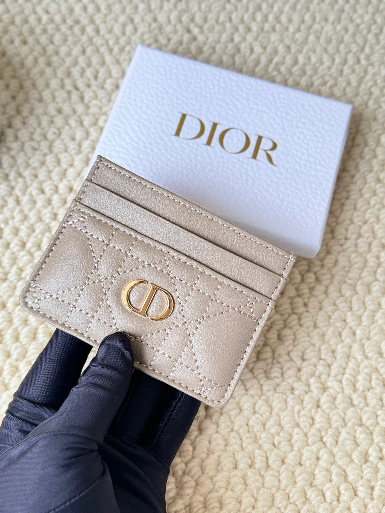 💰100 No.: S5130 Carefully crafted from soft cowhide, decorated with cannage pattern topstitching and embellished with the "CD" logo on the front. Elegant and sophisticated, it has five card slots and is suitable for various occasions. Size: 10.5*7.5cm Dior Caro five-compartment card holder is a new product this season, elegant and practical.