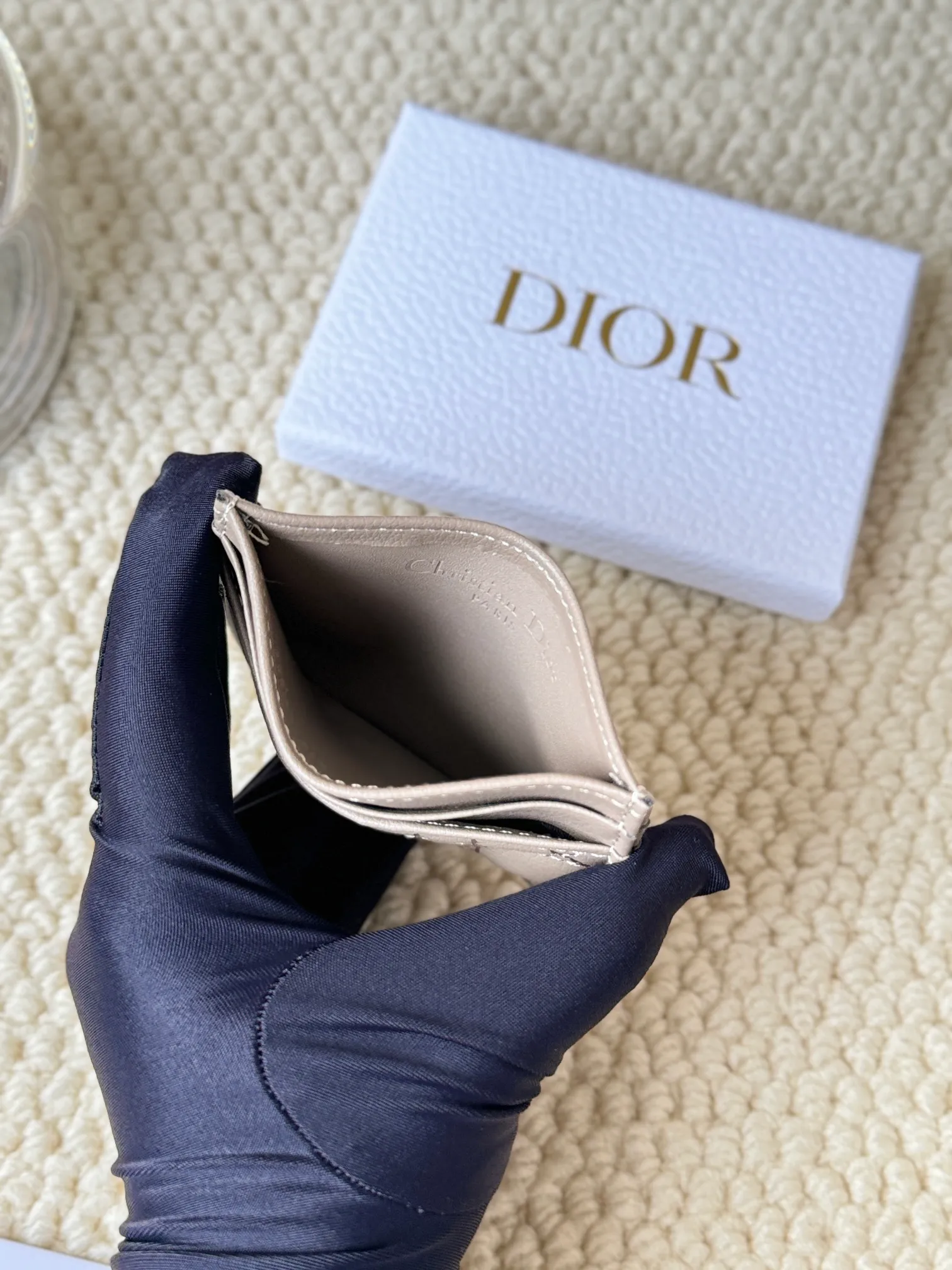 💰100 No.: S5130 Carefully crafted from soft cowhide, decorated with cannage pattern topstitching and embellished with the "CD" logo on the front. Elegant and sophisticated, it has five card slots and is suitable for various occasions. Size: 10.5*7.5cm Dior Caro five-compartment card holder is a new product this season, elegant and practical.