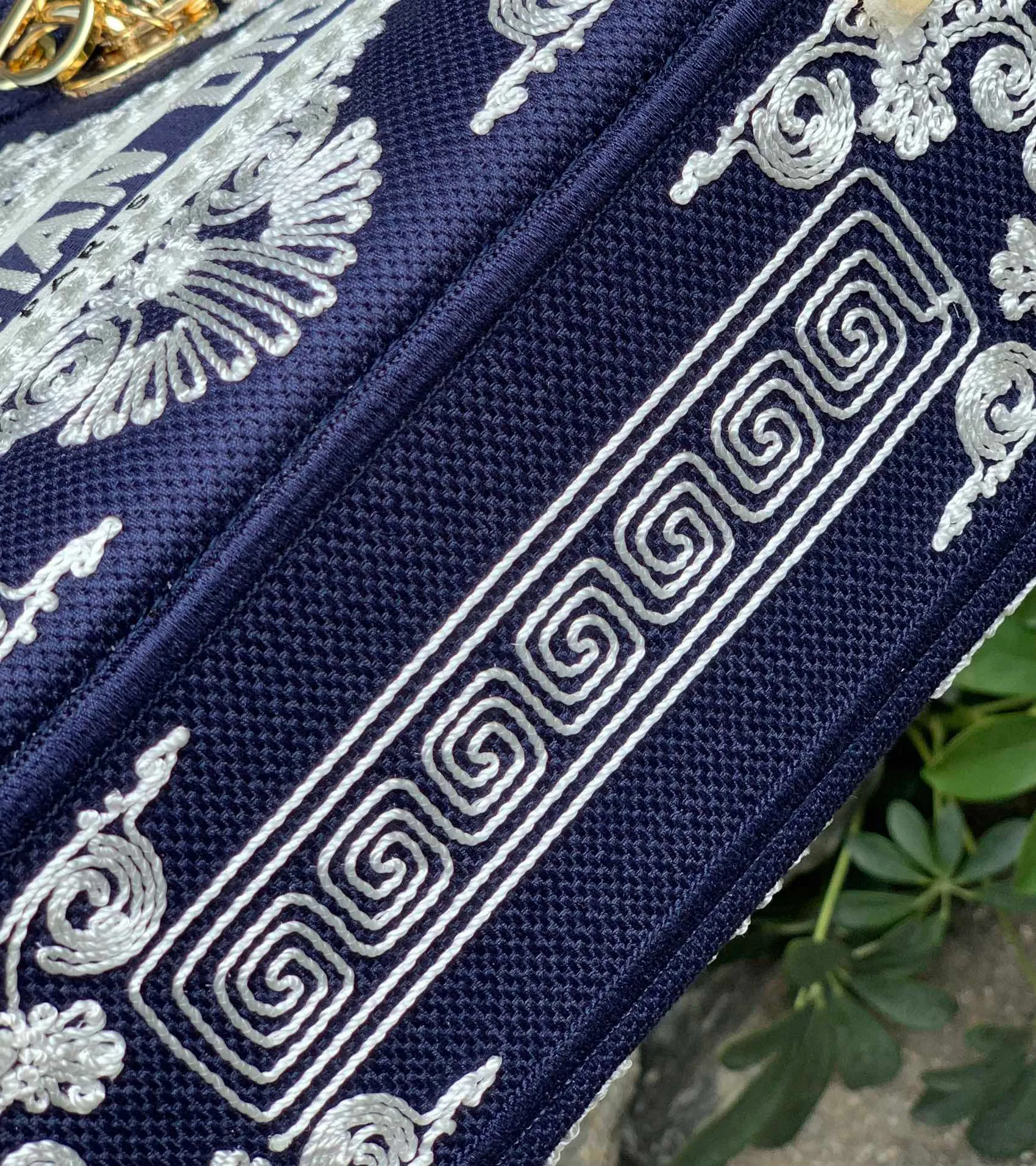 ❗️❗️❗️Free shipping with SF Express for year-end events❗️❗️❗️💰1800 Size: 24 x 20 x 11 CM dark blue lace style. Our purity and excellence are renowned! Share this hottest handbag at the moment, it’s on sale for 40,000 on the official website! Just look at the price on the official website and you will know how popular it is, not to mention that there are so many celebrities and fashionistas wearing it! There are many good-looking handbags, but not many with style! The actual bag is very exquisite, and it feels very valuable when carried on the back! It is small and exquisite but practical enough to accommodate daily needs when going out. It can be carried, carried or folded, and can be converted into different styles!