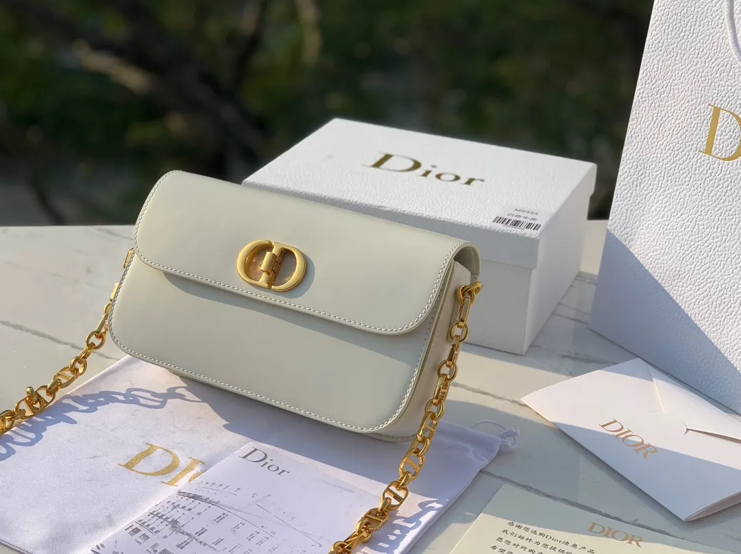 ❗️❗️❗️Free shipping with SF Express for year-end event❗️❗️❗️💰1800 Size 22.5×12.5×6.5cm 2023 Dior latest 30 Montaigne shipped, another king of fried buns🔥 As one of Dior's four major bag styles, Montaigne has always been deeply loved. This latest Montaigne hit me hard. The lines of the bag are smoother and rounder. It has a softer and warmer feeling than the old style. The original luxurious "BOX calfskin" is not afraid of time and becomes more and more beautiful ~ The enamel buckle shoulder strap is cleverly matched with cowhide, which is fashionable yet elegant. Wear it over one shoulder to show your personality. Hurry up and get it now. Be the first girl to wear this new style on your back when walking on the street.