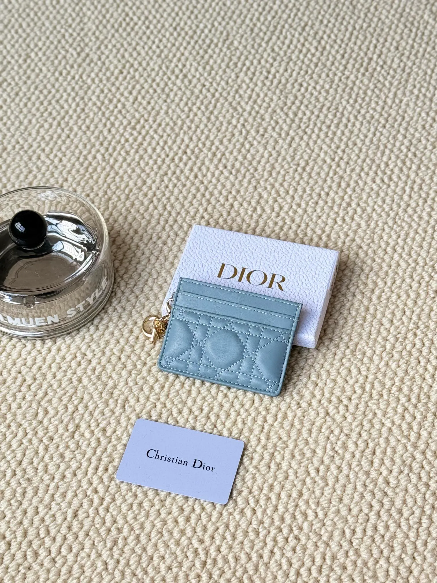 💰110 LadyDior sheepskin No.: S0974OVRB M81B T Lady Dior five-compartment card holder Product description: The color is as shown in the picture. This Lady Dior five-compartment card holder is new this season, elegant and practical. Crafted from cloudy blue patent cow leather, decorated with cannage pattern topstitching and embellished with a removable D.I.O.R. charm. Elegant and sophisticated, it has five card slots, suitable for various occasions, and can be combined with other Lady Dior