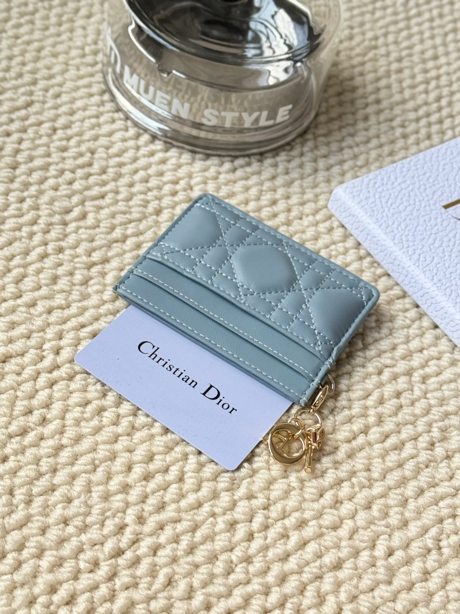 💰110 LadyDior sheepskin No.: S0974OVRB M81B T Lady Dior five-compartment card holder Product description: The color is as shown in the picture. This Lady Dior five-compartment card holder is new this season, elegant and practical. Crafted from cloudy blue patent cow leather, decorated with cannage pattern topstitching and embellished with a removable D.I.O.R. charm. Elegant and sophisticated, it has five card slots, suitable for various occasions, and can be combined with other Lady Dior