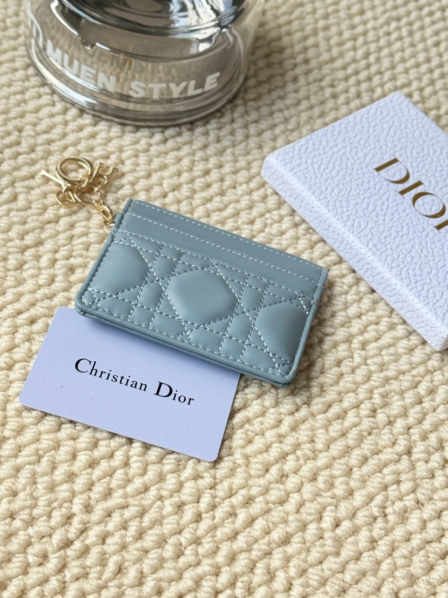 💰110 LadyDior sheepskin No.: S0974OVRB M81B T Lady Dior five-compartment card holder Product description: The color is as shown in the picture. This Lady Dior five-compartment card holder is new this season, elegant and practical. Crafted from cloudy blue patent cow leather, decorated with cannage pattern topstitching and embellished with a removable D.I.O.R. charm. Elegant and sophisticated, it has five card slots, suitable for various occasions, and can be combined with other Lady Dior