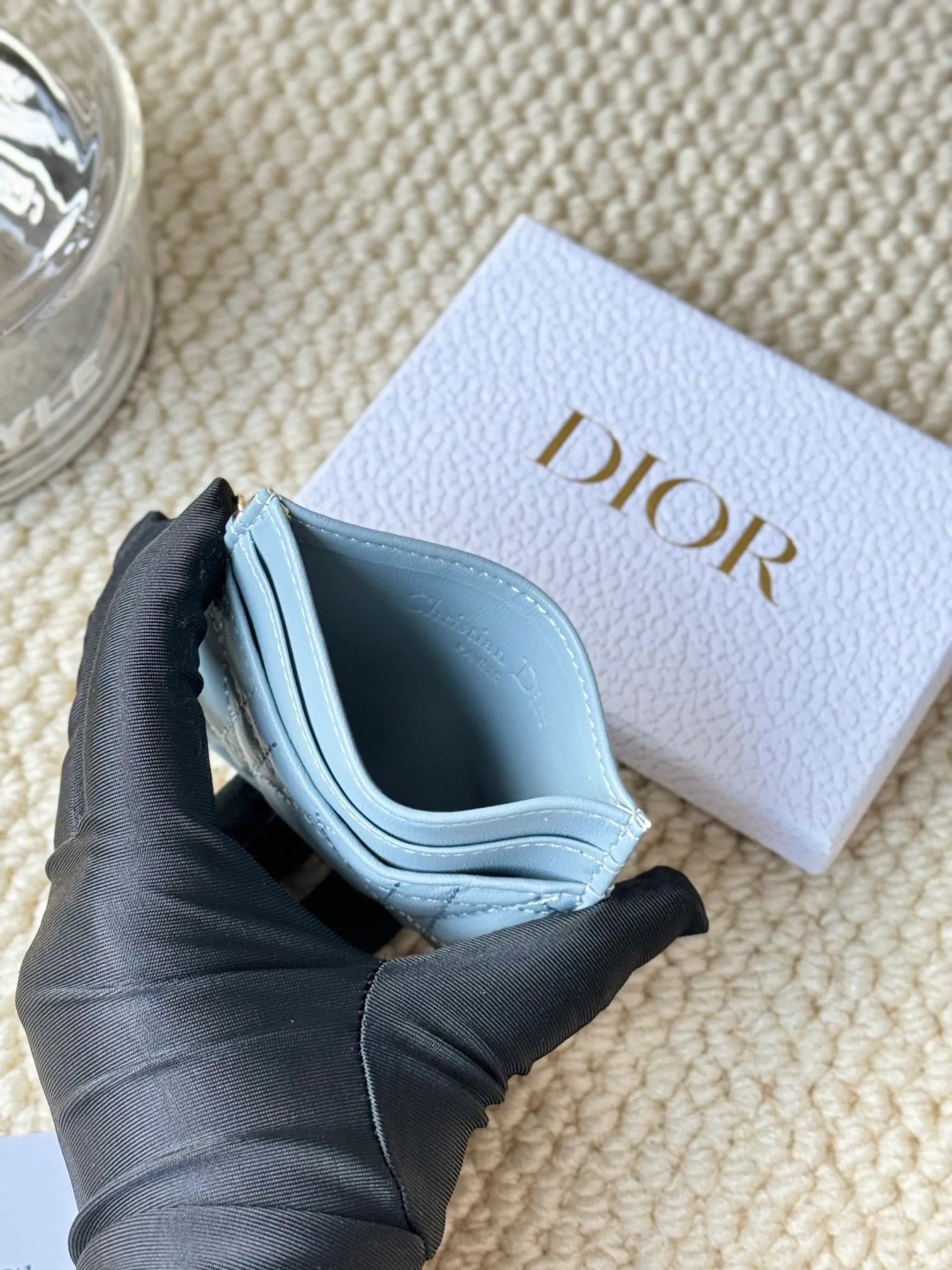 💰110 LadyDior sheepskin No.: S0974OVRB M81B T Lady Dior five-compartment card holder Product description: The color is as shown in the picture. This Lady Dior five-compartment card holder is new this season, elegant and practical. Crafted from cloudy blue patent cow leather, decorated with cannage pattern topstitching and embellished with a removable D.I.O.R. charm. Elegant and sophisticated, it has five card slots, suitable for various occasions, and can be combined with other Lady Dior