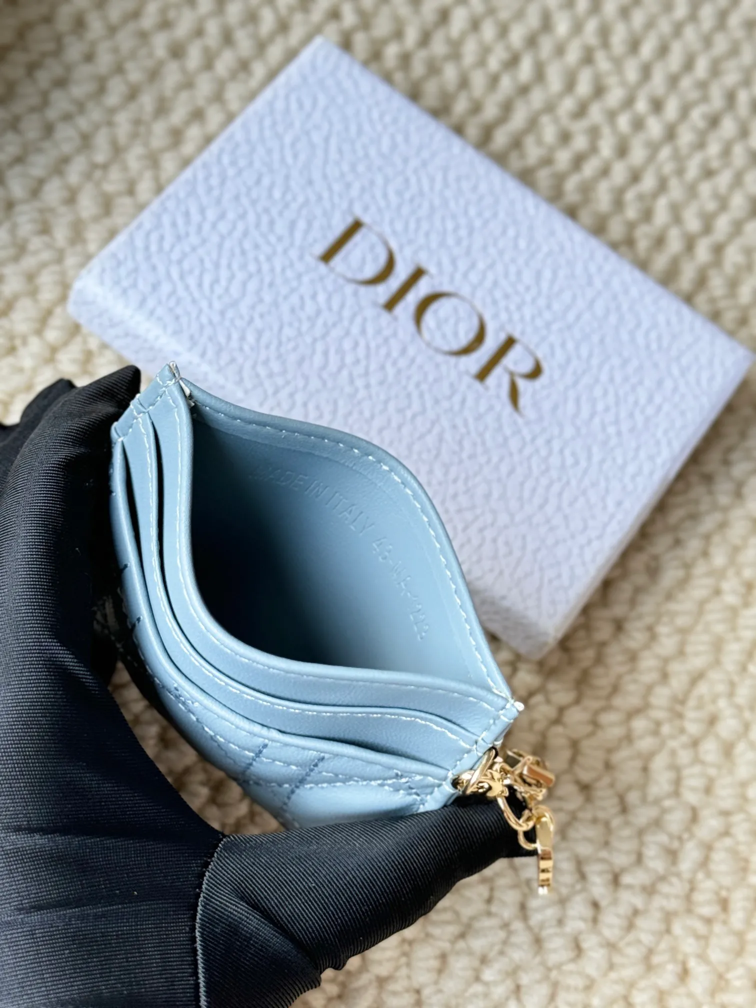 💰110 LadyDior sheepskin No.: S0974OVRB M81B T Lady Dior five-compartment card holder Product description: The color is as shown in the picture. This Lady Dior five-compartment card holder is new this season, elegant and practical. Crafted from cloudy blue patent cow leather, decorated with cannage pattern topstitching and embellished with a removable D.I.O.R. charm. Elegant and sophisticated, it has five card slots, suitable for various occasions, and can be combined with other Lady Dior