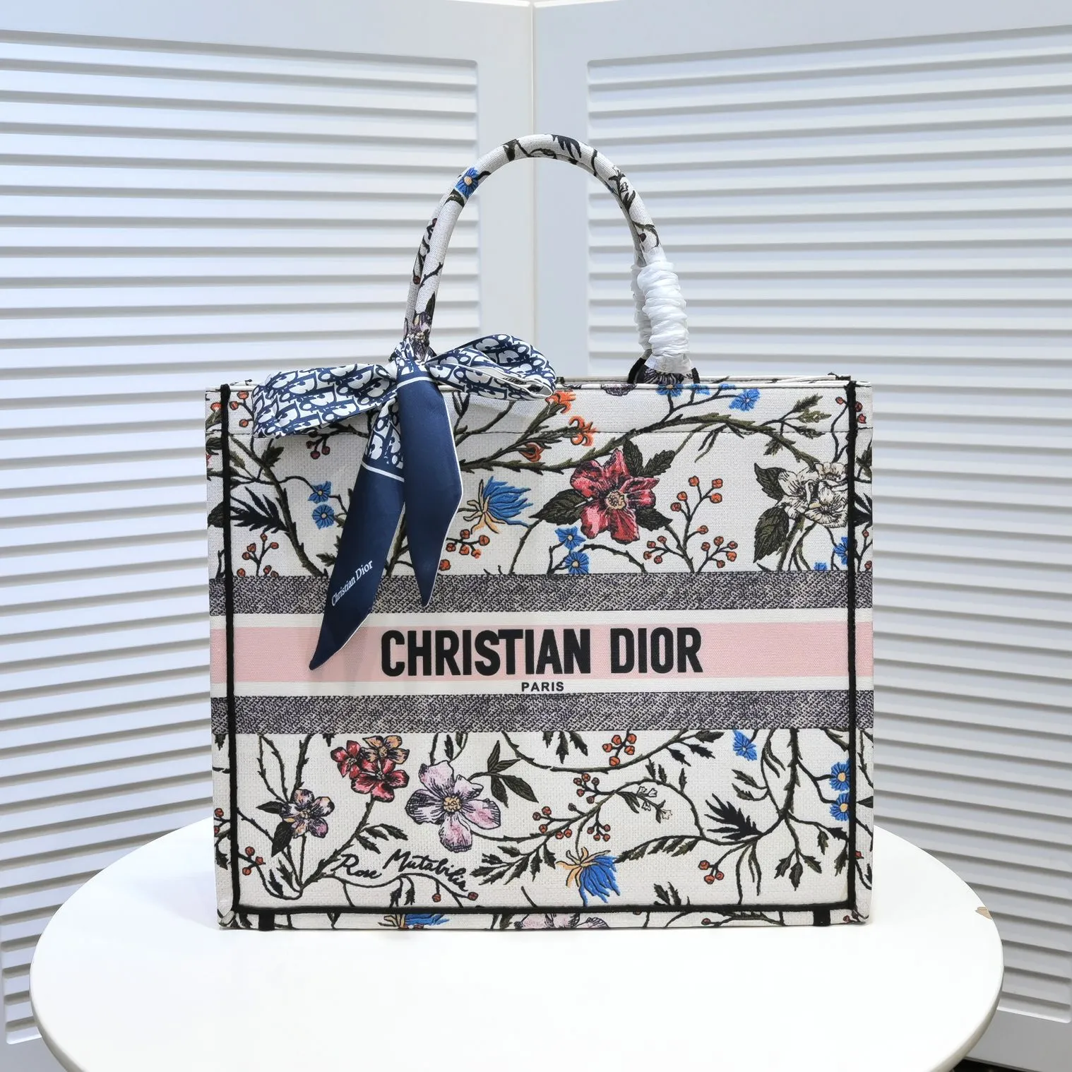 💰360￥With silk scarf, large size🔥 embroidered edge🔜Dior new shopping bag at Dior counter! Counters are updated simultaneously! Limited edition of the same style as the stars! Super stylish! Imported fabric👍high-end quality! You can go in and out of the counters at will without any pressure! The first choice for going out with super large capacity👍 Model: 8033 Size: 41*14*32cm