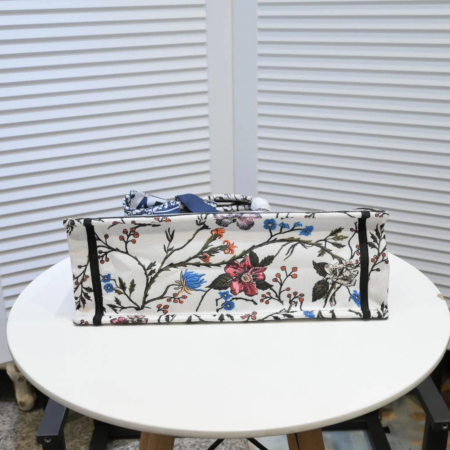 💰360￥With silk scarf, large size🔥 embroidered edge🔜Dior new shopping bag at Dior counter! Counters are updated simultaneously! Limited edition of the same style as the stars! Super stylish! Imported fabric👍high-end quality! You can go in and out of the counters at will without any pressure! The first choice for going out with super large capacity👍 Model: 8033 Size: 41*14*32cm
