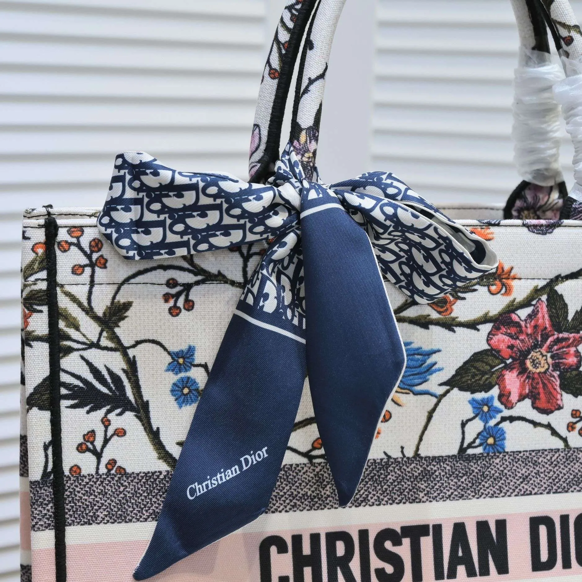 💰360￥With silk scarf, large size🔥 embroidered edge🔜Dior new shopping bag at Dior counter! Counters are updated simultaneously! Limited edition of the same style as the stars! Super stylish! Imported fabric👍high-end quality! You can go in and out of the counters at will without any pressure! The first choice for going out with super large capacity👍 Model: 8033 Size: 41*14*32cm