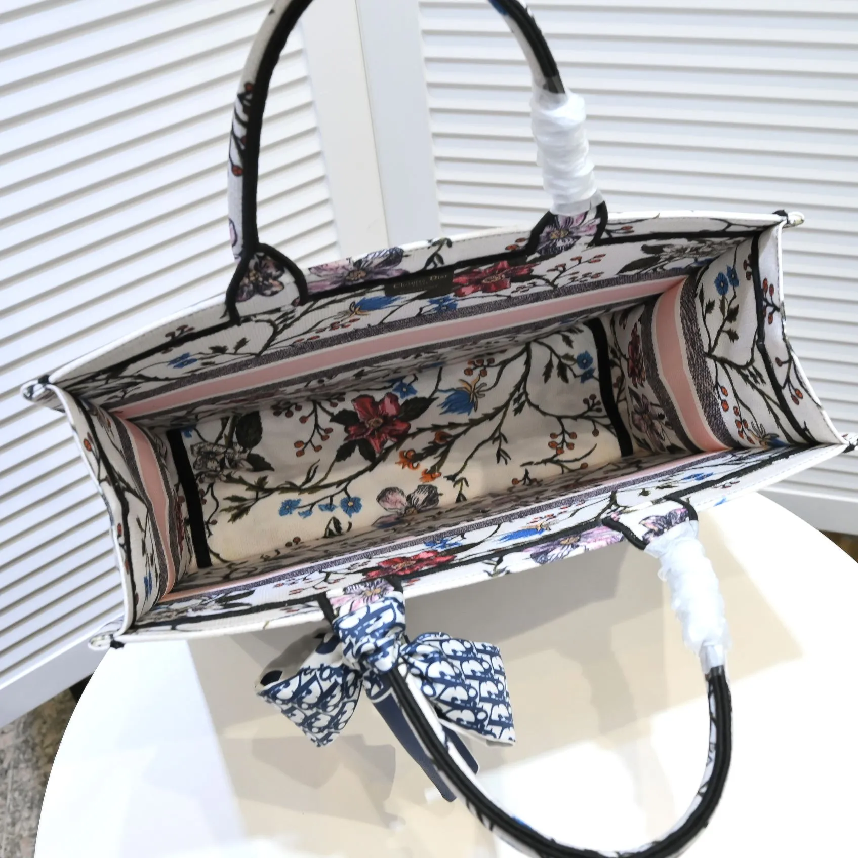 💰360￥With silk scarf, large size🔥 embroidered edge🔜Dior new shopping bag at Dior counter! Counters are updated simultaneously! Limited edition of the same style as the stars! Super stylish! Imported fabric👍high-end quality! You can go in and out of the counters at will without any pressure! The first choice for going out with super large capacity👍 Model: 8033 Size: 41*14*32cm