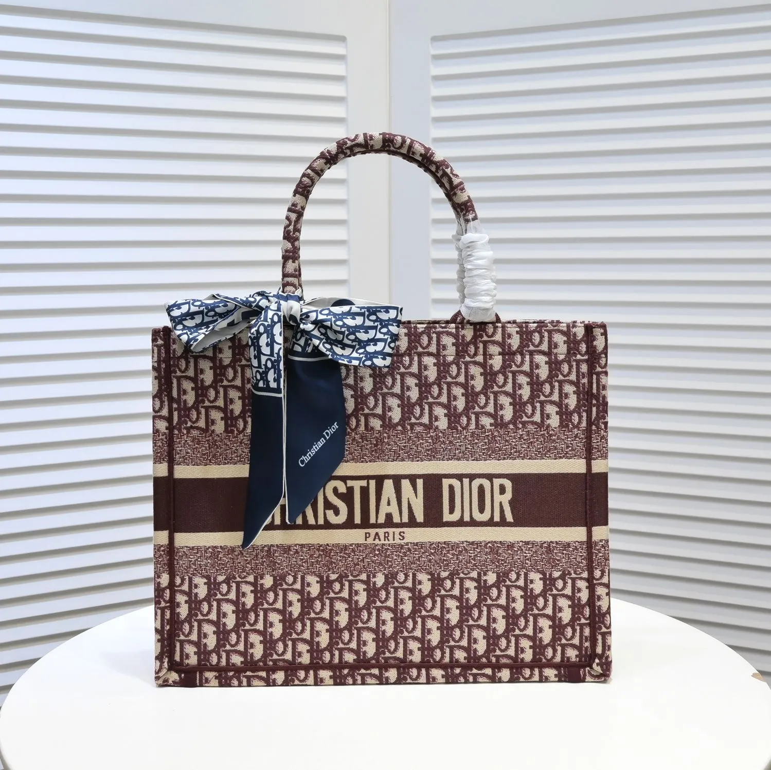 💰340￥Small size with silk scarf and overlock🔜Dior new shopping bag at Dior counter! Counters are updated simultaneously! Limited edition of the same style as the stars! Super stylish! Imported fabric👍high-end quality! Model: 8034 Size: 36*27*16cm