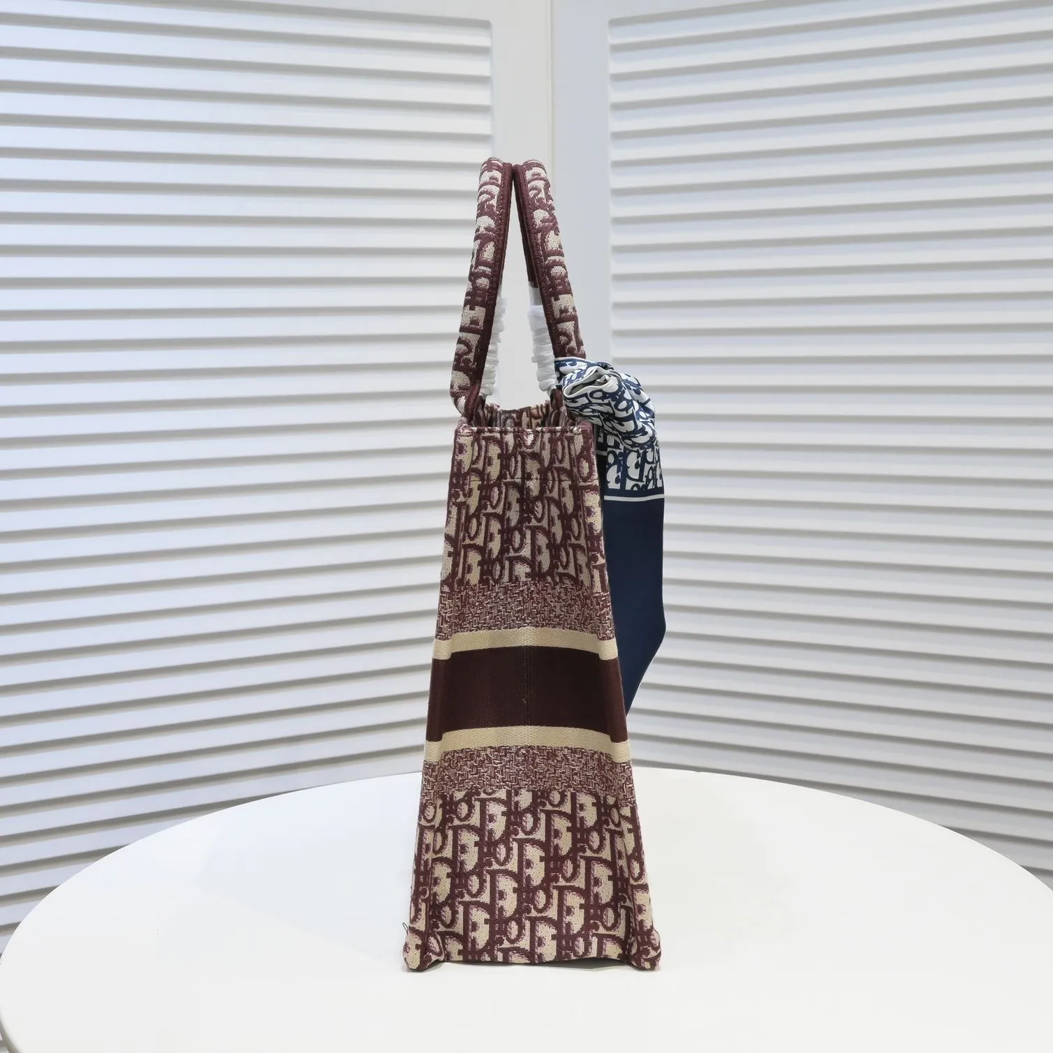💰340￥Small size with silk scarf and overlock🔜Dior new shopping bag at Dior counter! Counters are updated simultaneously! Limited edition of the same style as the stars! Super stylish! Imported fabric👍high-end quality! Model: 8034 Size: 36*27*16cm