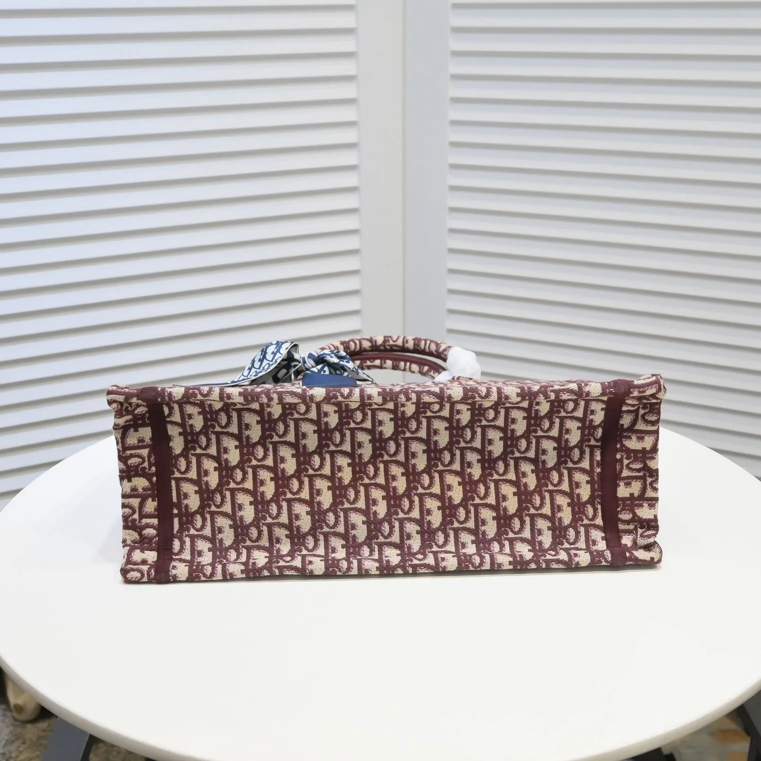 💰340￥Small size with silk scarf and overlock🔜Dior new shopping bag at Dior counter! Counters are updated simultaneously! Limited edition of the same style as the stars! Super stylish! Imported fabric👍high-end quality! Model: 8034 Size: 36*27*16cm