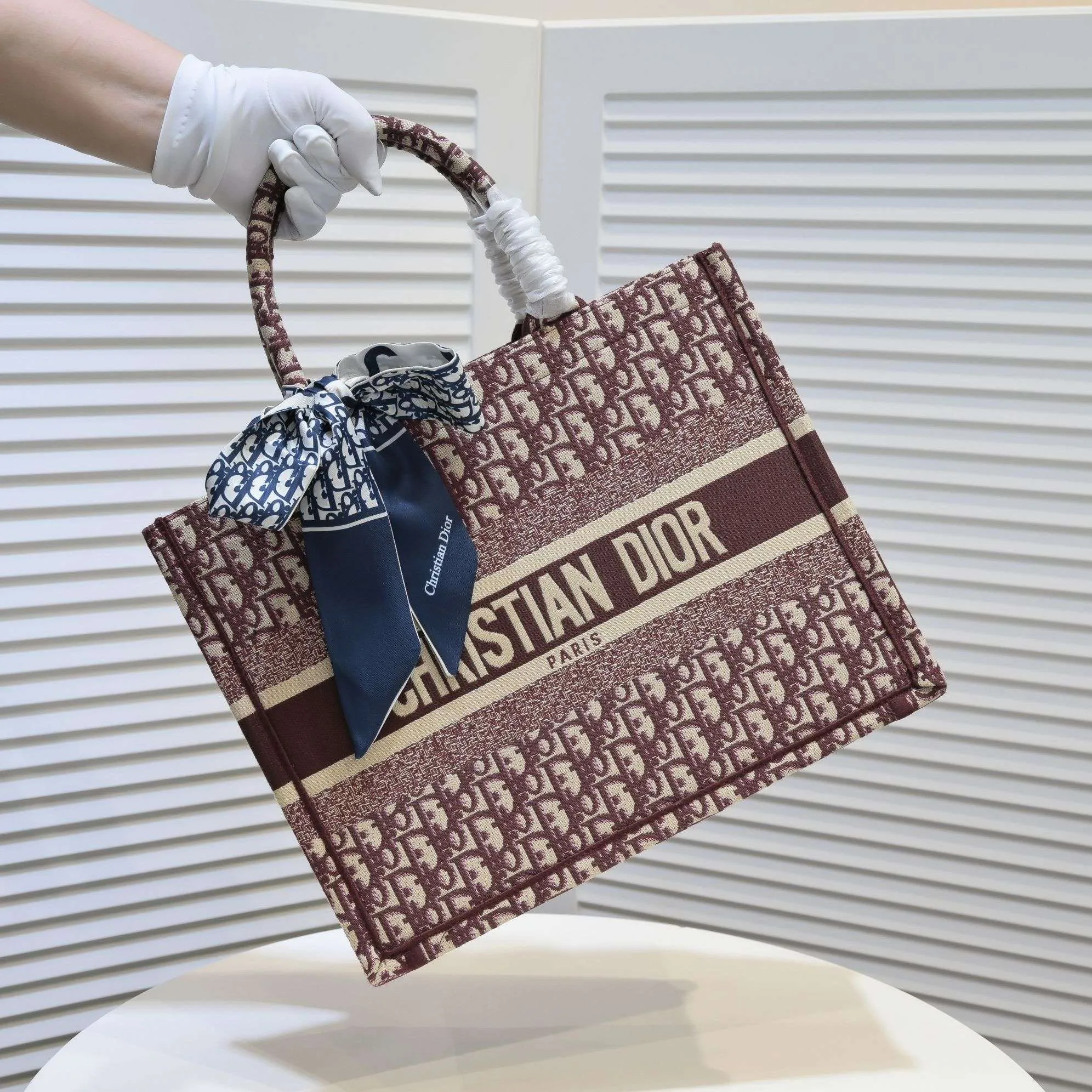 💰340￥Small size with silk scarf and overlock🔜Dior new shopping bag at Dior counter! Counters are updated simultaneously! Limited edition of the same style as the stars! Super stylish! Imported fabric👍high-end quality! Model: 8034 Size: 36*27*16cm